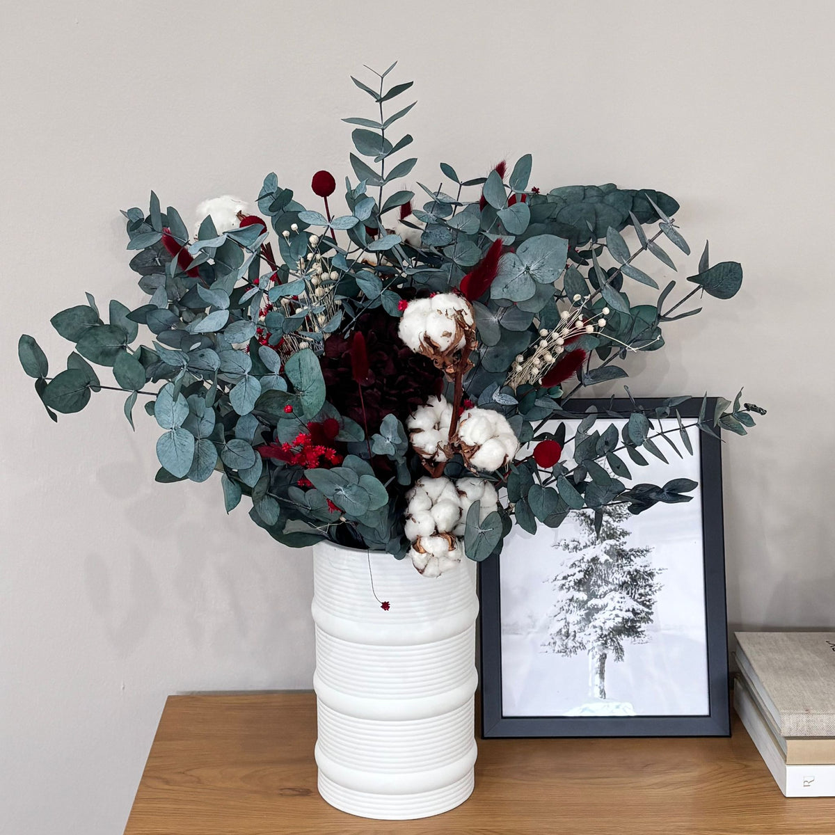Trockenblumensträuß mit verschiedenen Blüten und Gräsern als Dekoration