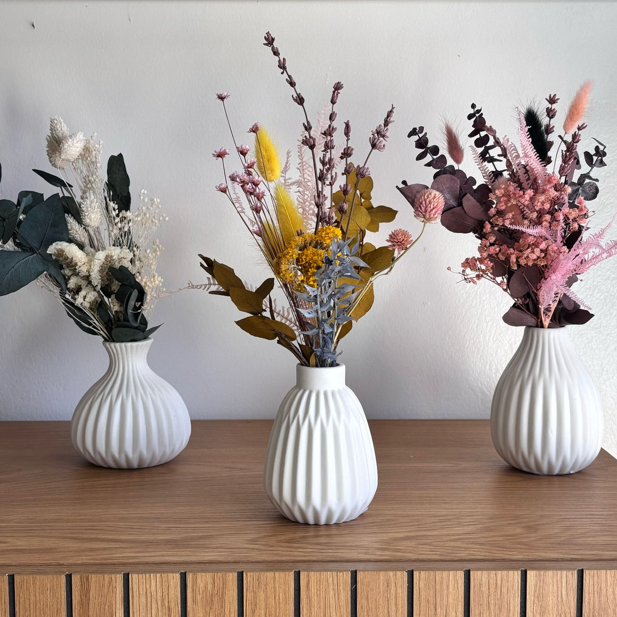 Stabilisierte Blumen als Hochzeitsdeko – Brautstrauß und Tischgesteck