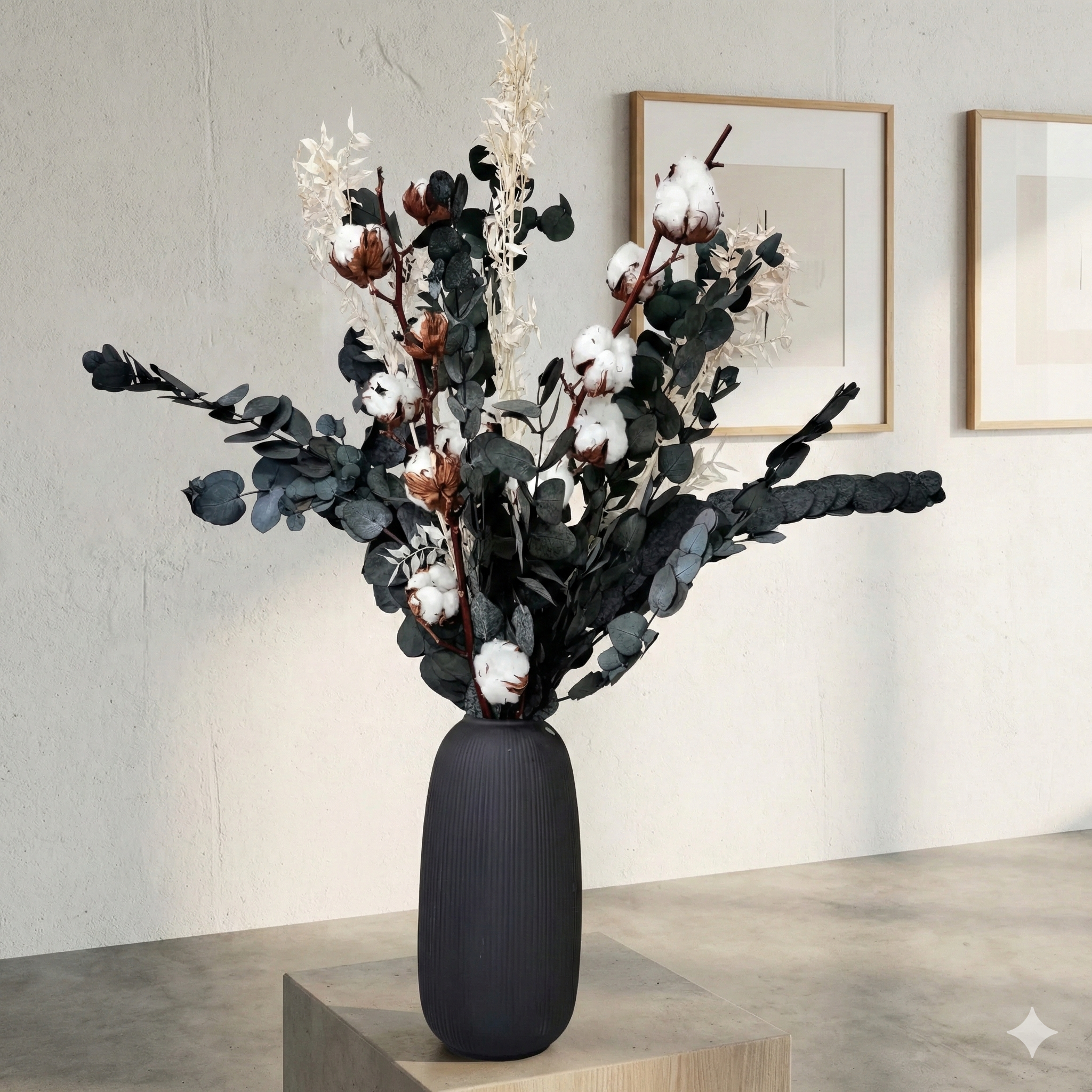 Cotton Breeze: Trockenblumenstrauß mit Eukalyptus und Baumwolle