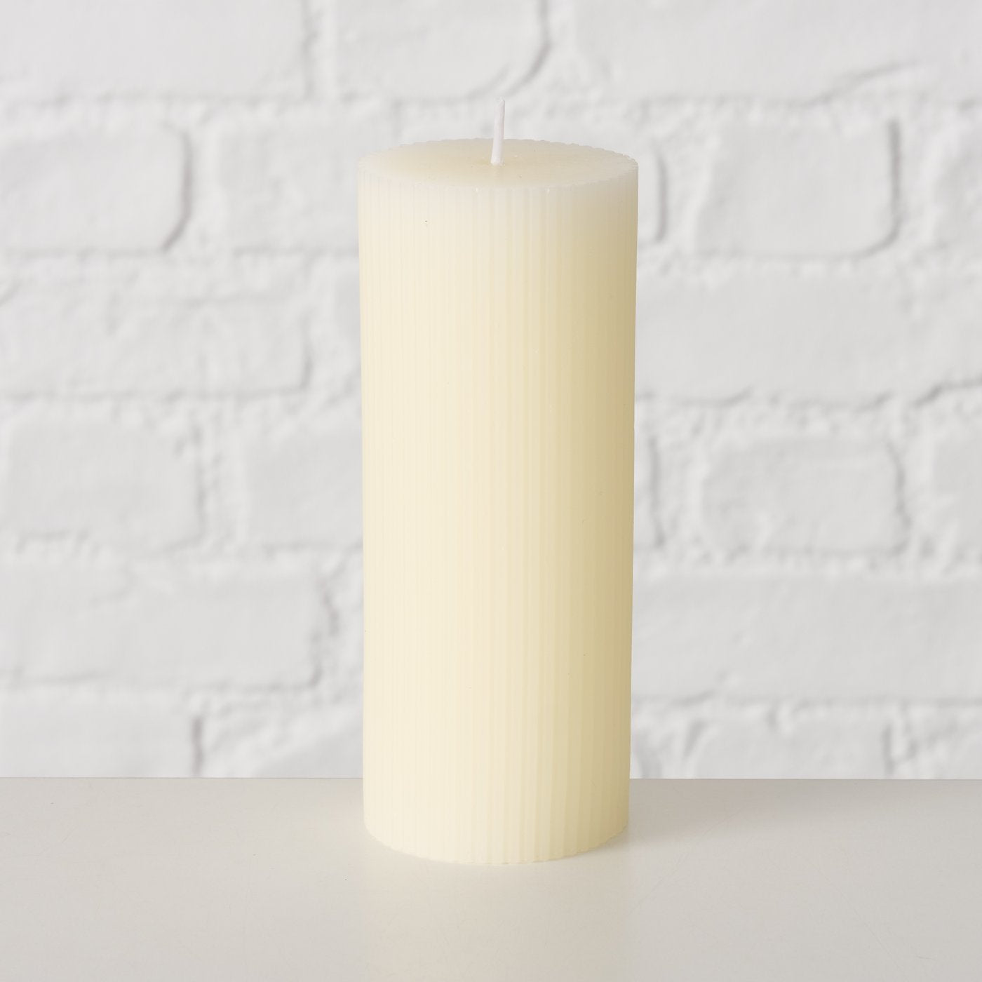 Stumpenkerze mit schmalen Rillen - Lykke&You GmbH