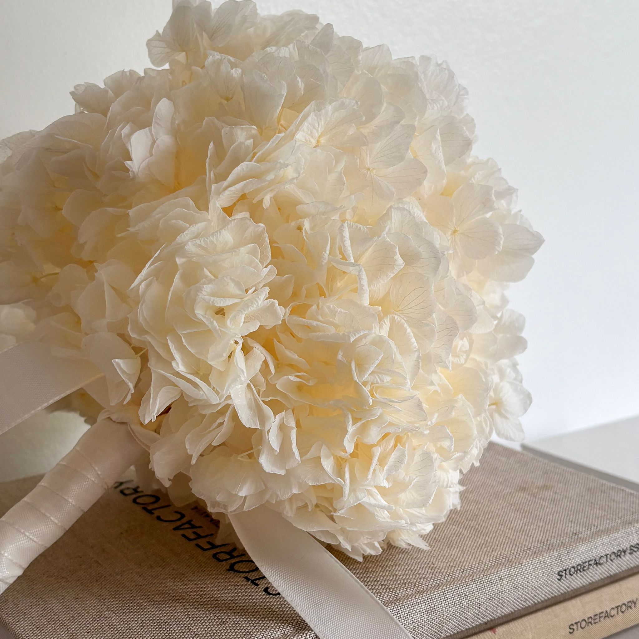 Trockenblumen Hochzeitsstrauß aus Hortensien mit weißem Band
