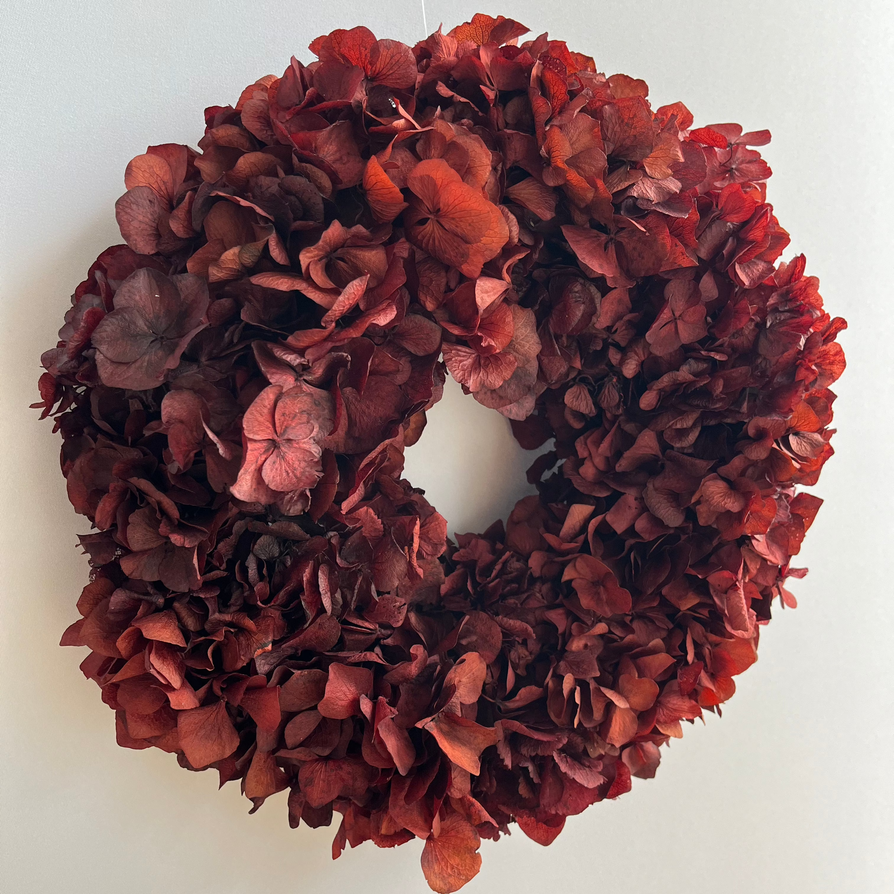 Hortensie all over: Puristischer Trockenblumenkranz Rot - Lykke&You GmbH