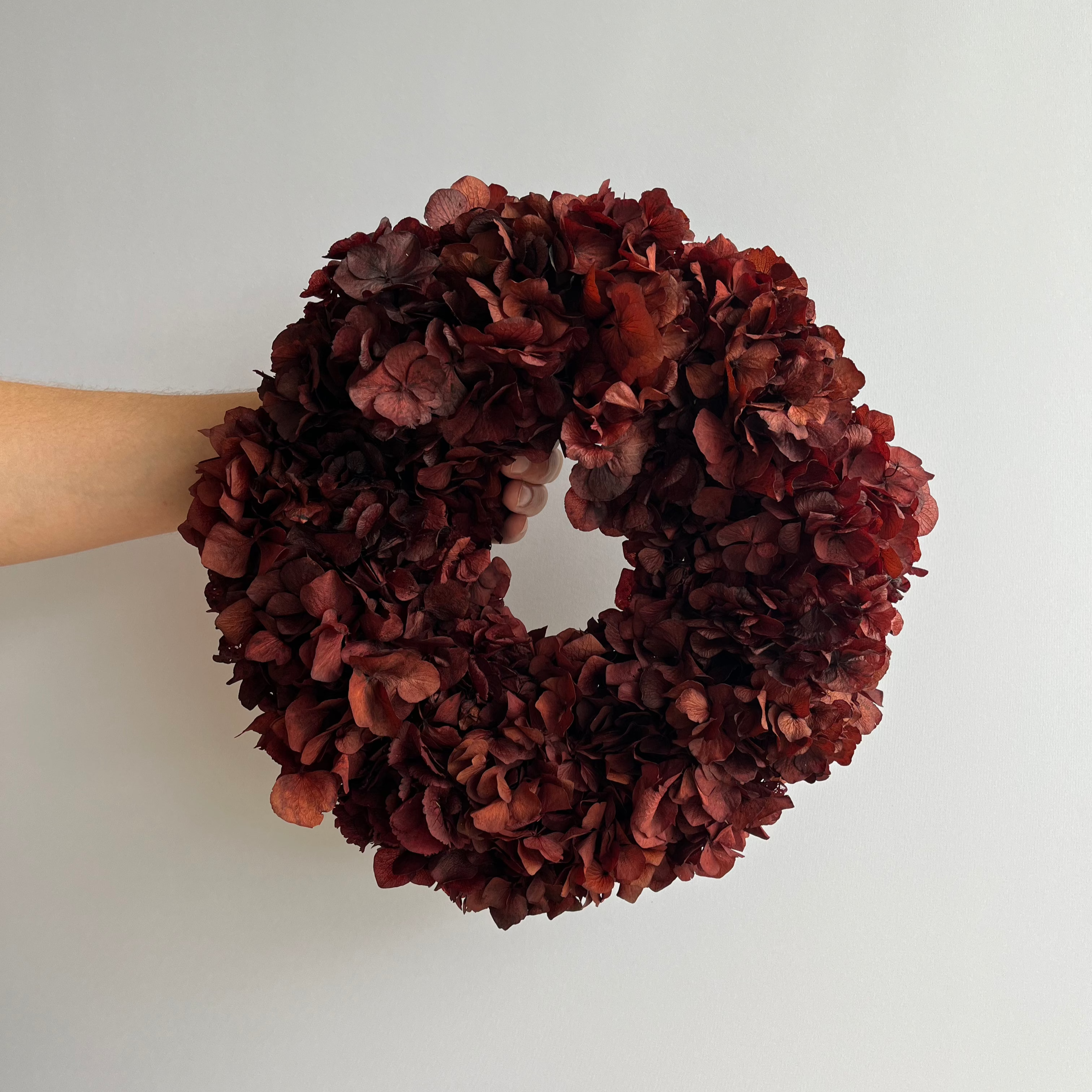 Hortensie all over: Puristischer Trockenblumenkranz Rot - Lykke&You GmbH