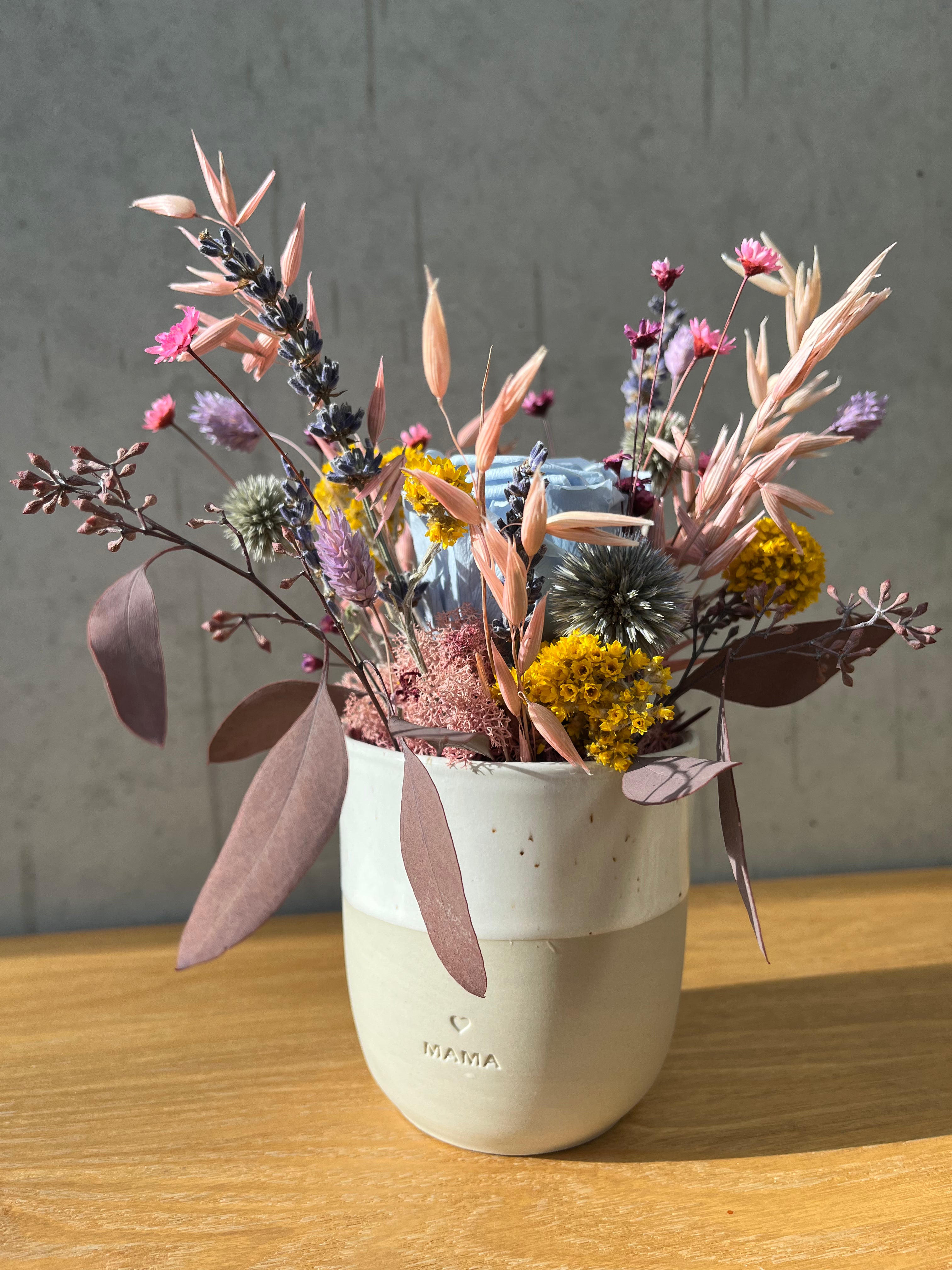 Fröhliches Gesteck mit Rose in Herz Becher - Lykke&You GmbH