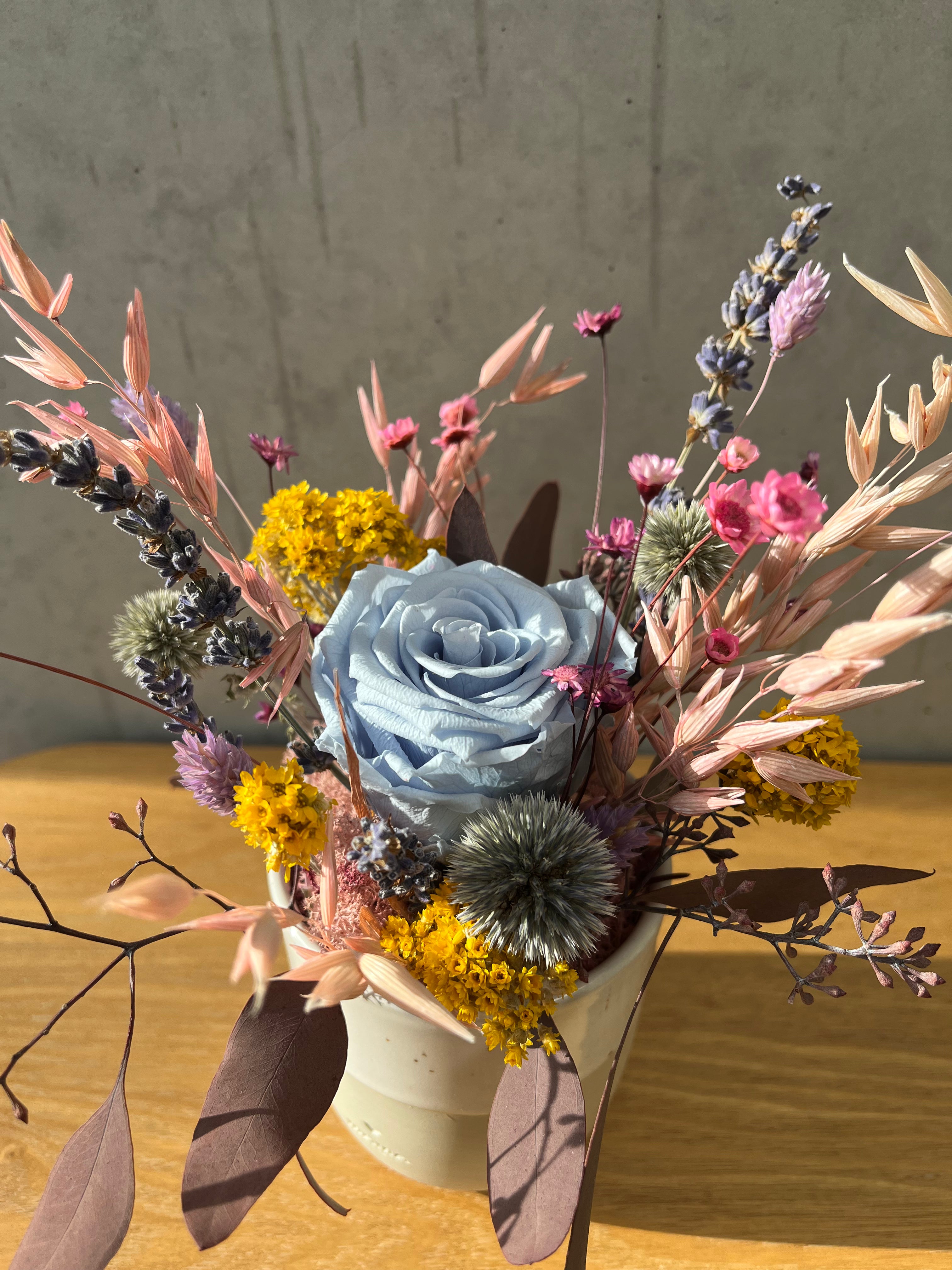 Fröhliches Gesteck mit Rose in Herz Becher - Lykke&You GmbH