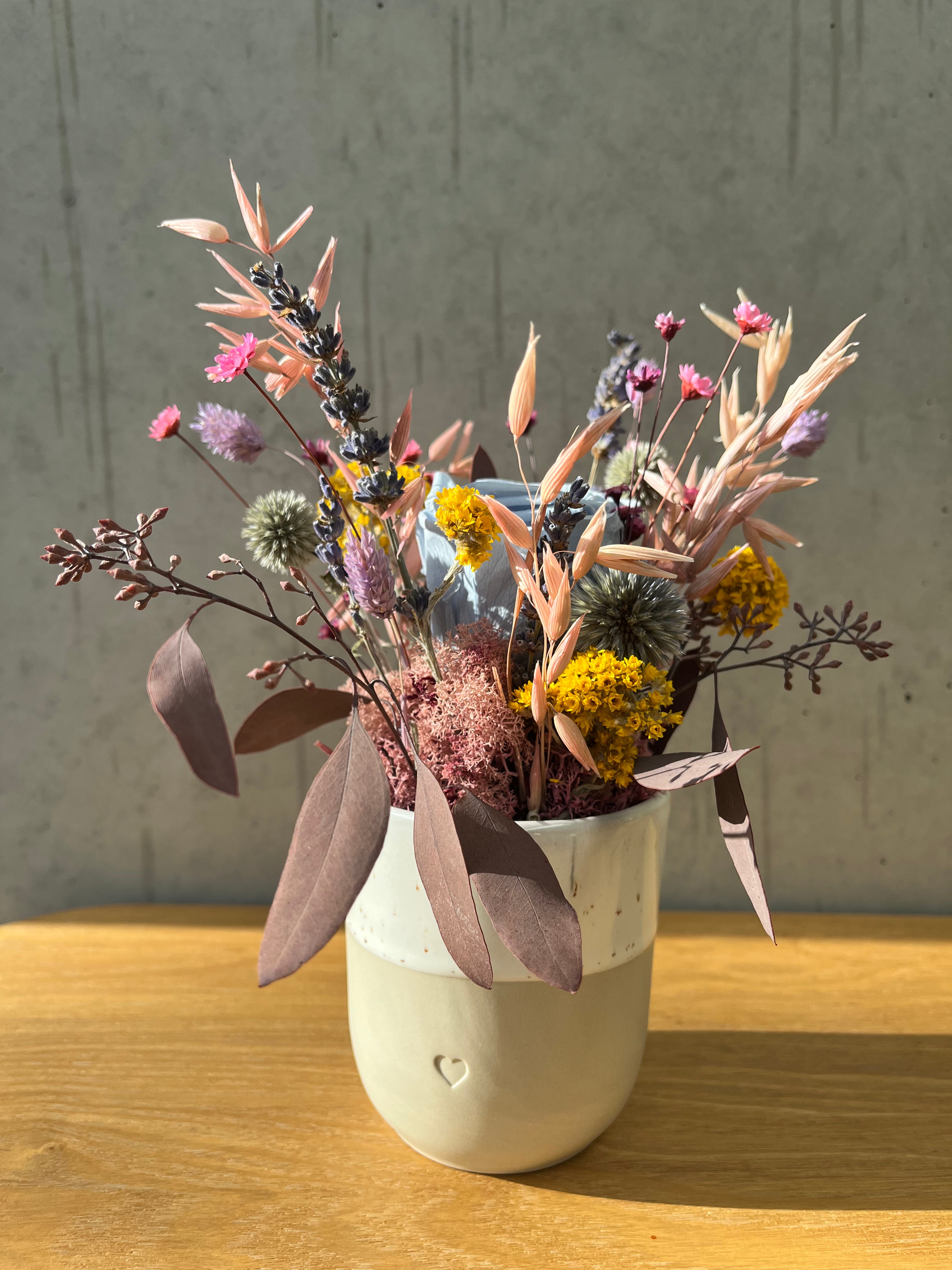 Fröhliches Gesteck mit Rose in Herz Becher - Lykke&You GmbH