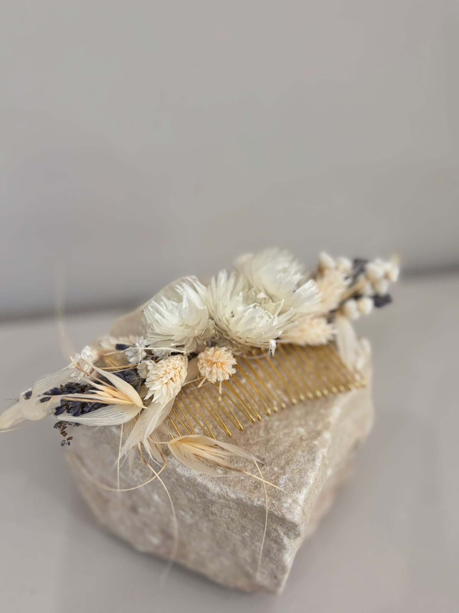 Haarkamm in Weiß-Beige mit Trockenblumen und Lavendel, ideal für Boho-Hochzeiten oder sommerliche Anlässe.