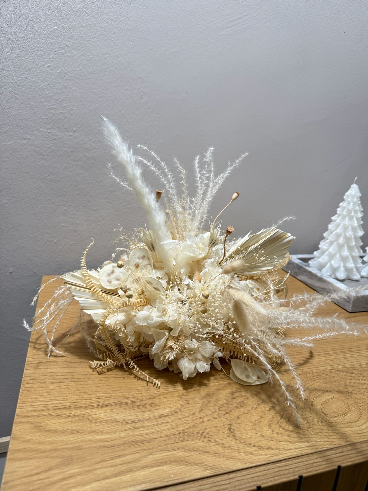 Gesteck mit Pampasgras und Palmblättern cremeweiss - Outlet