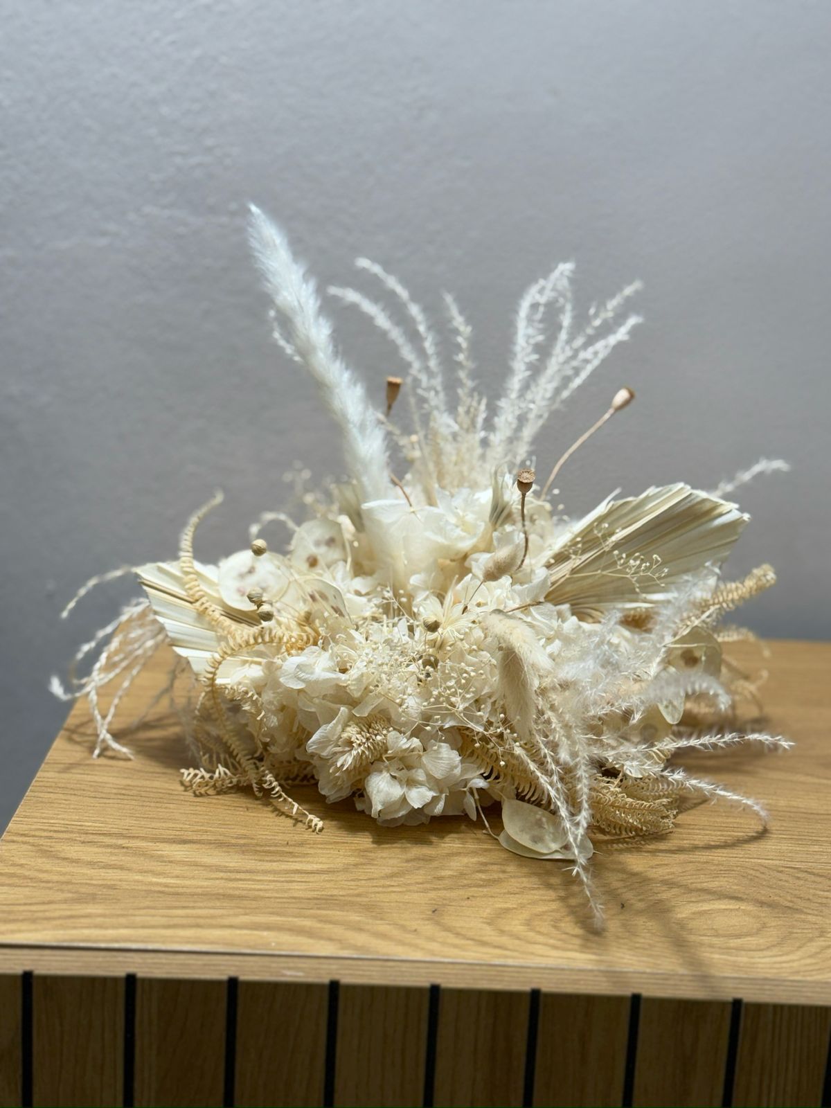 Gesteck mit Pampasgras und Palmblättern cremeweiss - Outlet