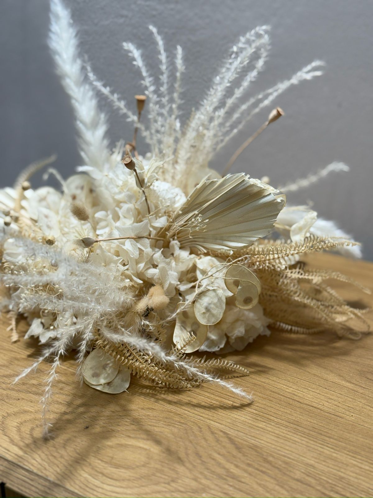 Gesteck mit Pampasgras und Palmblättern cremeweiss - Outlet