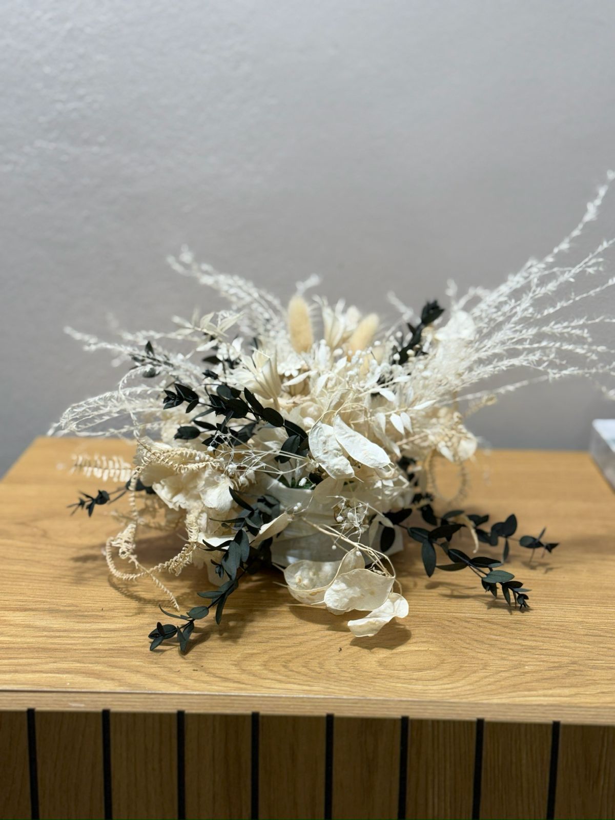 Gesteck mit Eukalyptus und Lunaria - Outlet