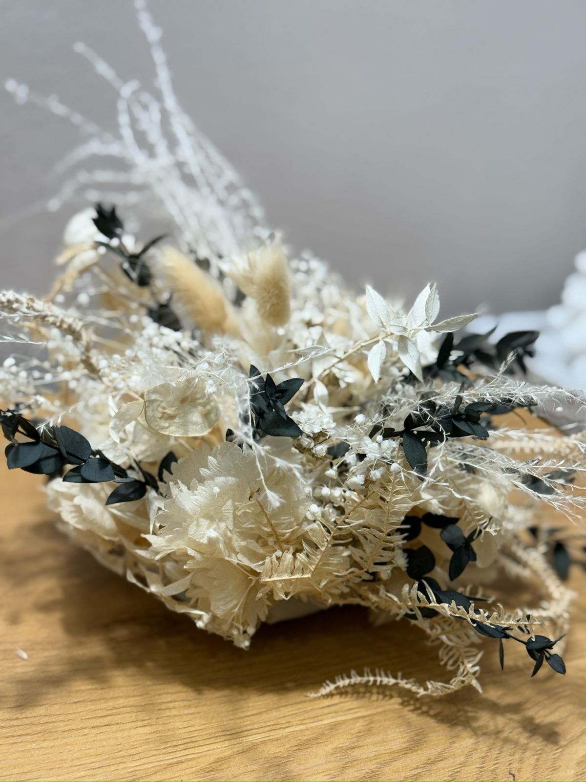 Gesteck mit Eukalyptus und Lunaria - Outlet