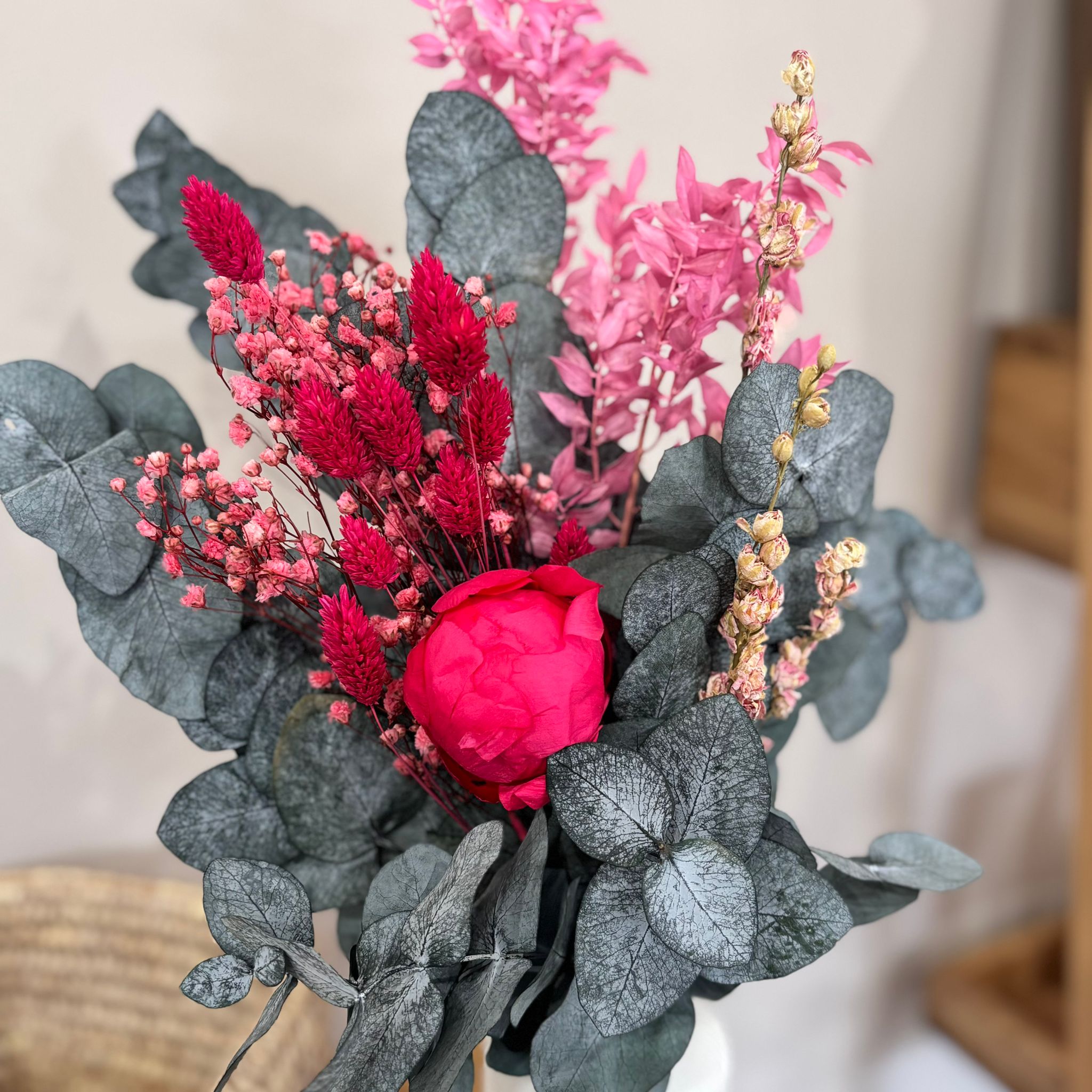 Pinkes Herz: Trockenblumenstrauß mit Pfingstrose, Eukalyptus in grün-pink