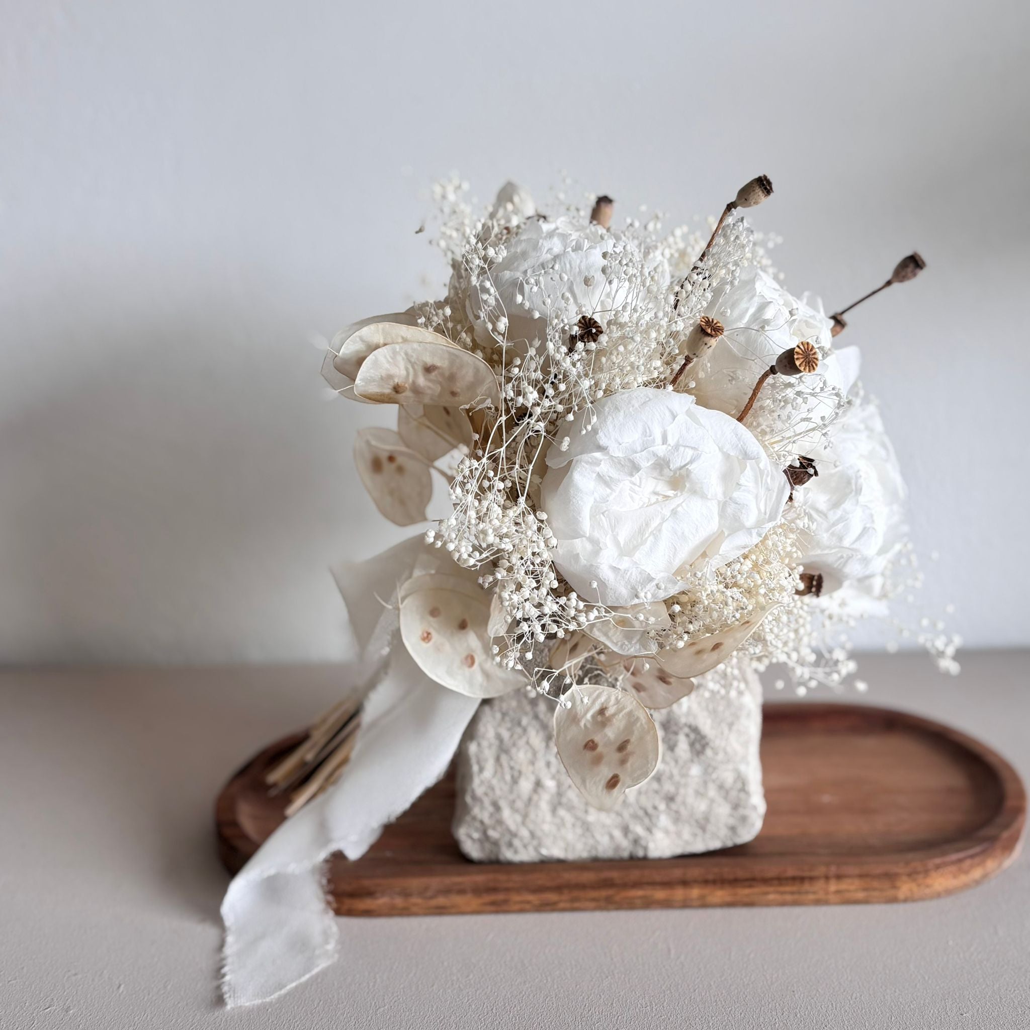 White LOVE: Brautstrauß mit Pfingstrosen in weiß