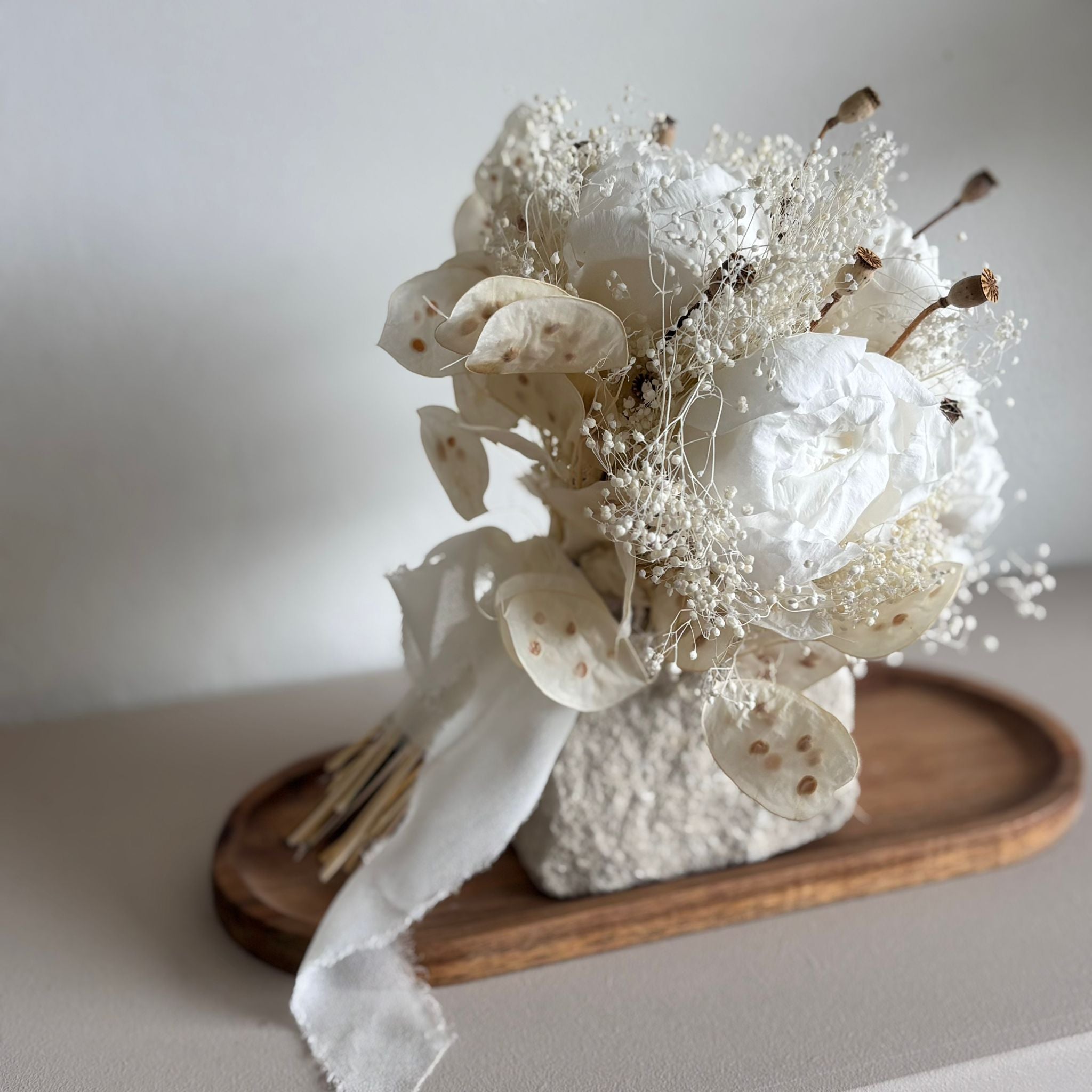 White LOVE: Brautstrauß mit Pfingstrosen in weiß