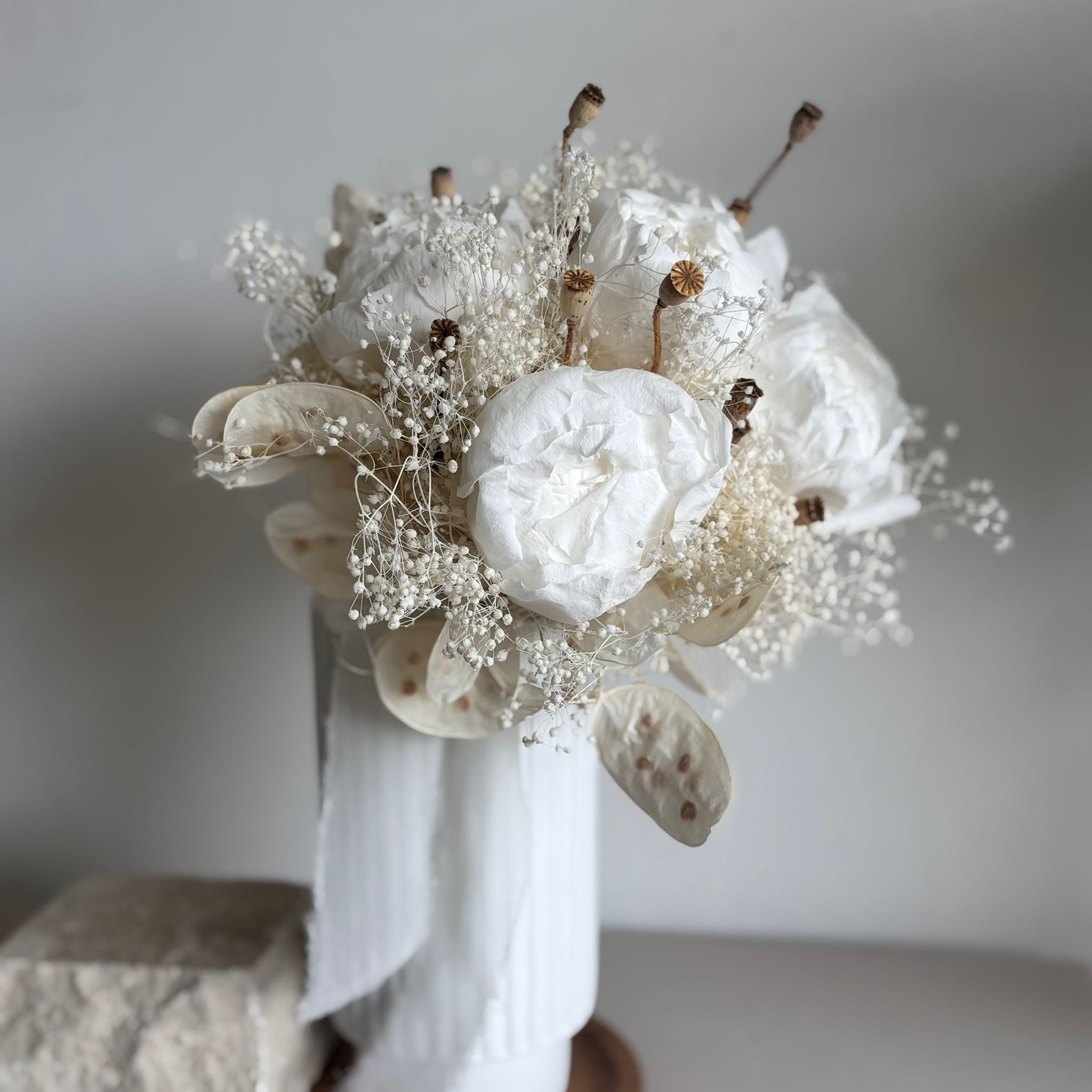 White LOVE: Brautstrauß mit Pfingstrosen in weiß