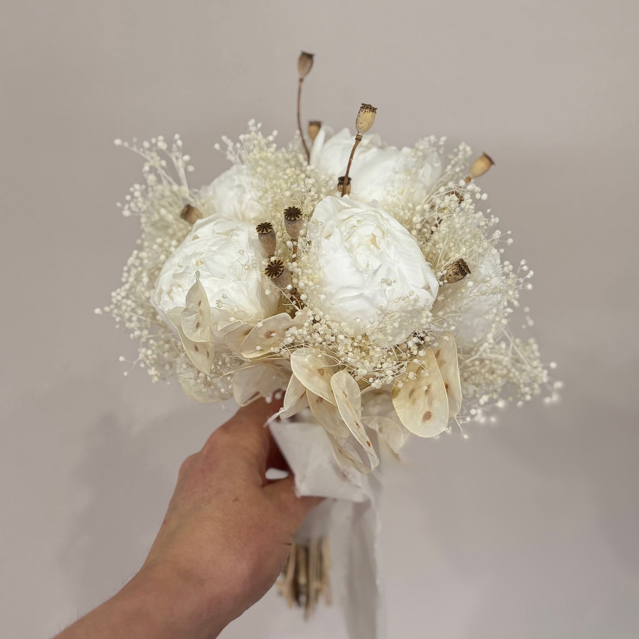 White LOVE: Brautstrauß mit Pfingstrosen in weiß