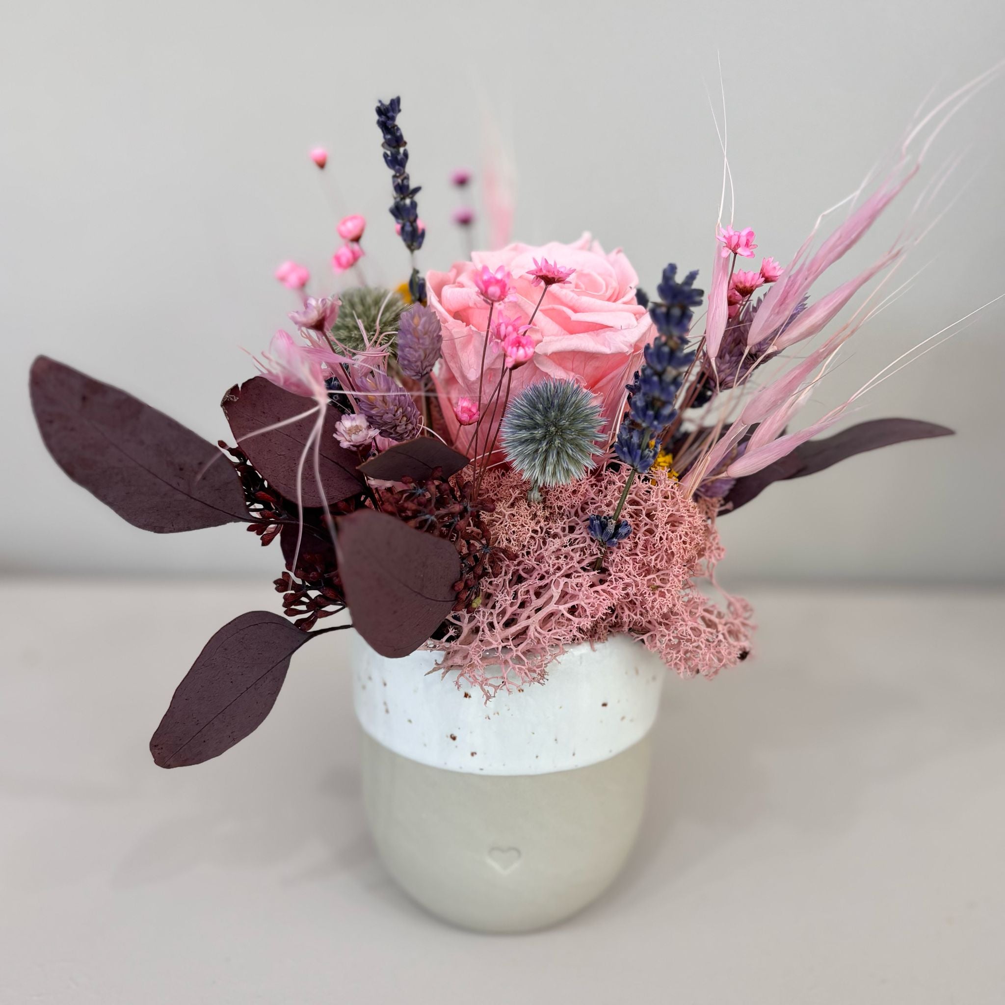 Fröhliches Gesteck mit Rose in Herz Becher - Lykke&You GmbH