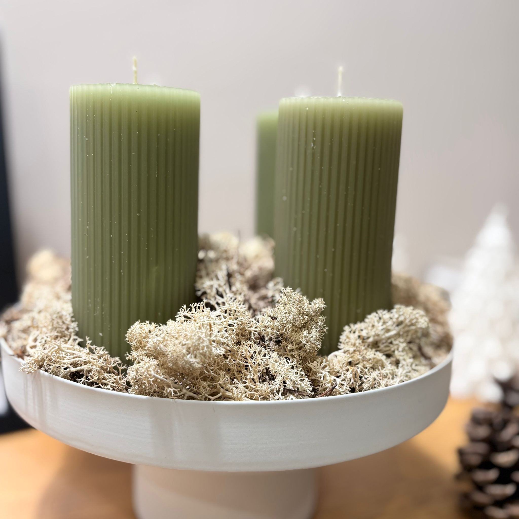 Stumpenkerze mit schmalen Rillen