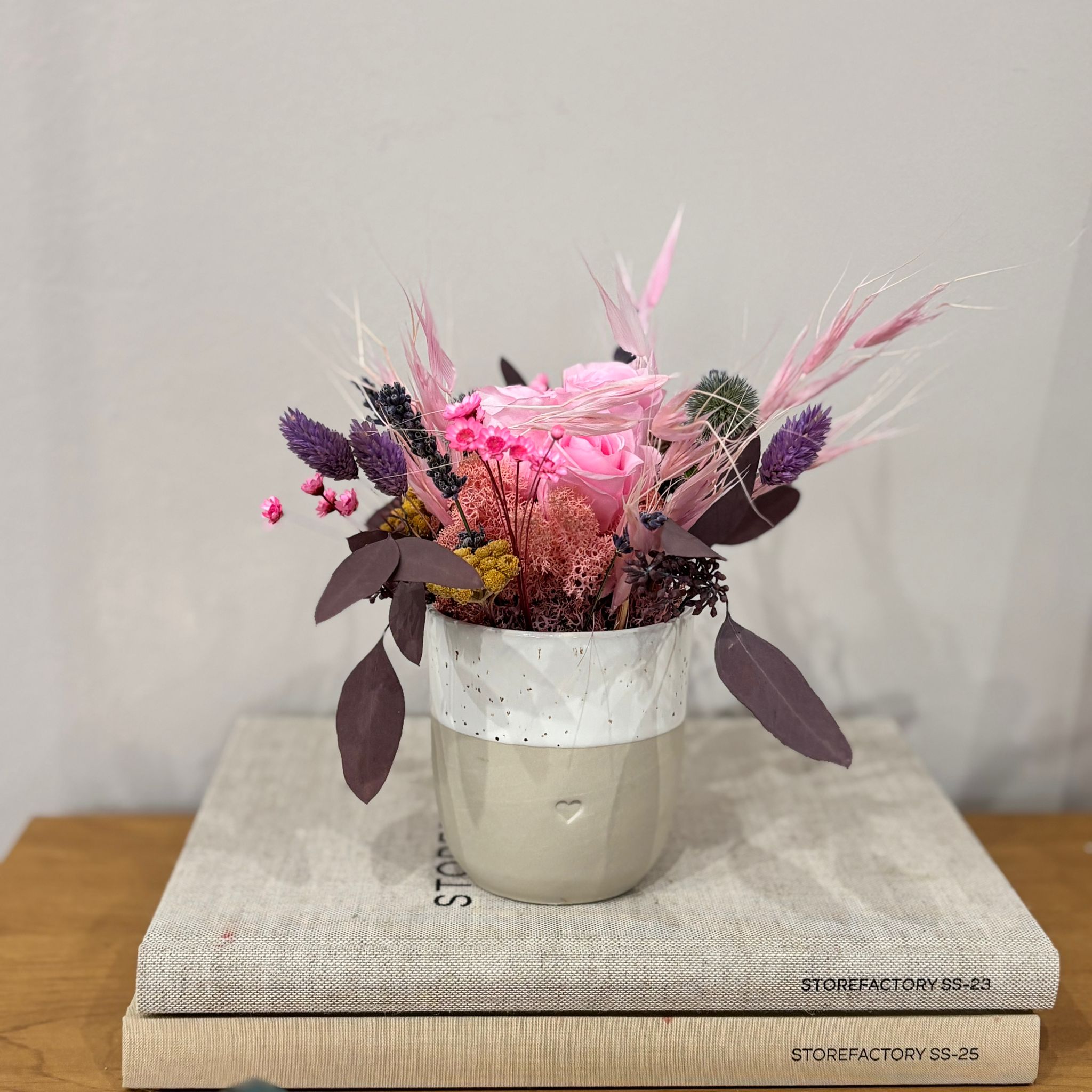 Elegance in blue and white: dried flower arrangement with eucalyptus