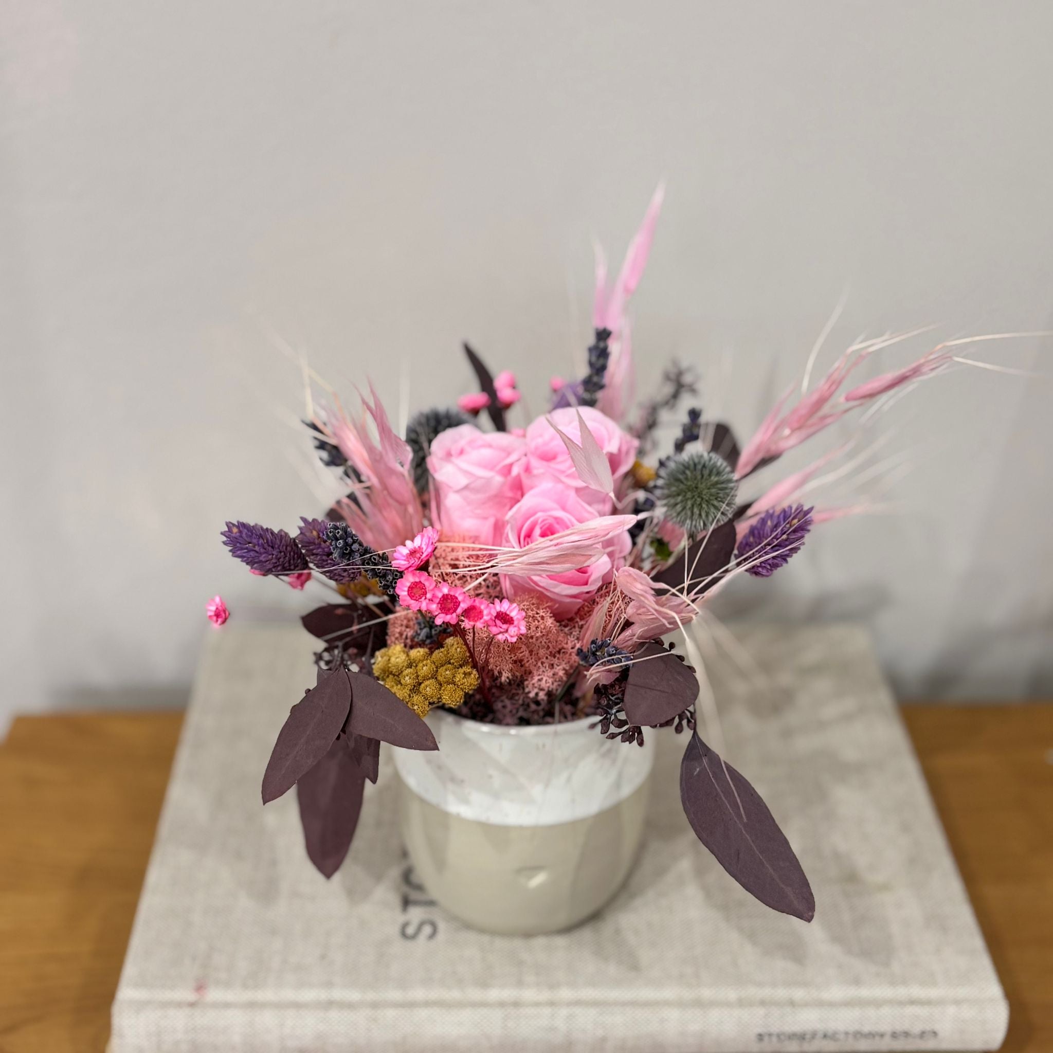 Elegance in blue and white: dried flower arrangement with eucalyptus