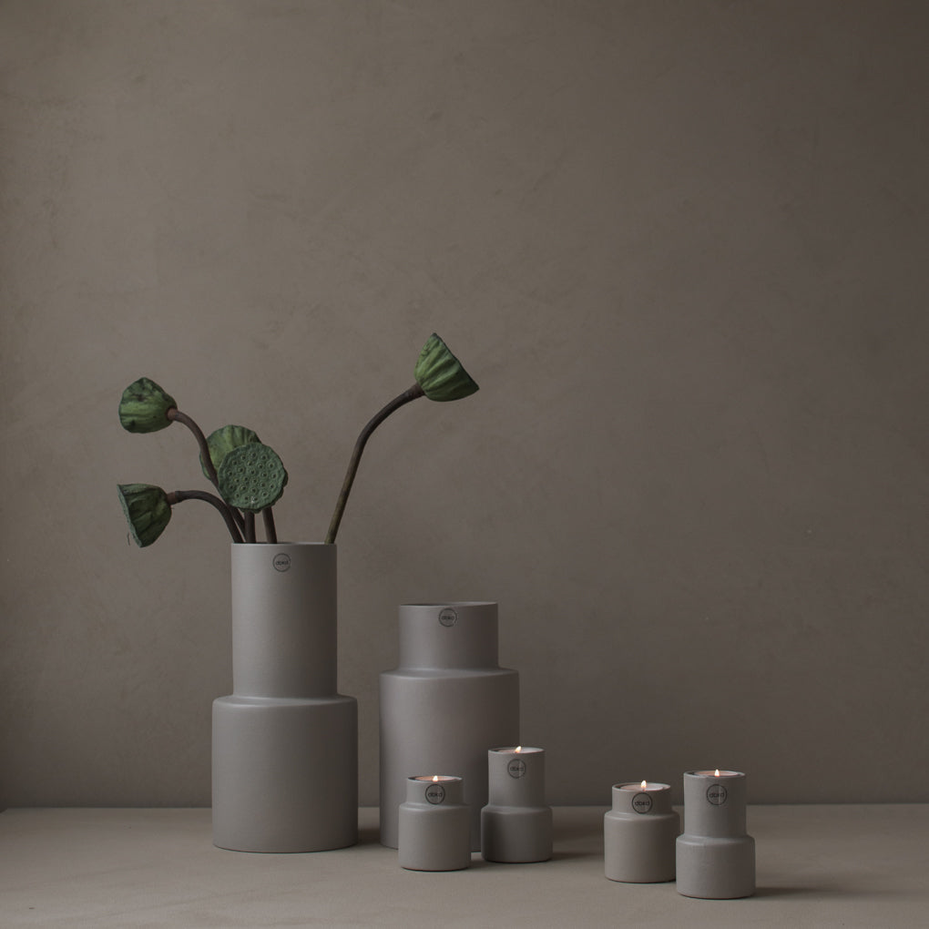 Oblong Vase: Schlichte Eleganz von Designerin Halina Fritsch in Grau und Schwarz