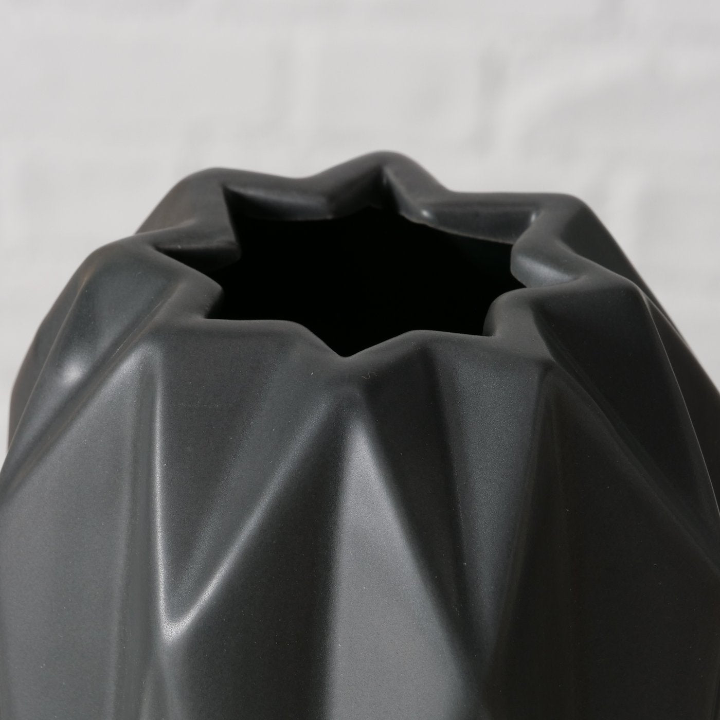 Handgearbeitete Vase aus Dolomit – Schlichte Schönheit in Mattgrau - Lykke&You GmbH
