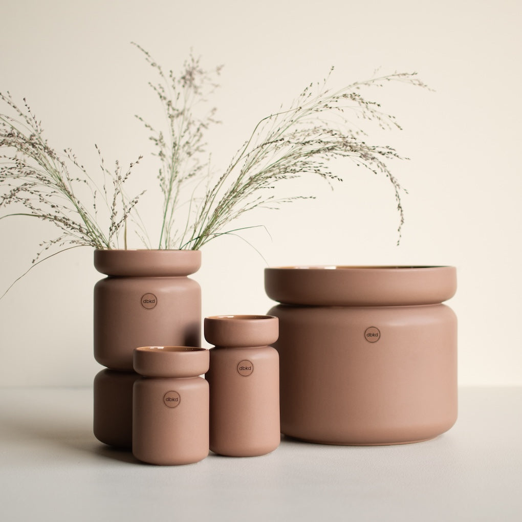 dbkd Neck Vase aus matter Keramik in Braun, Frontansicht
