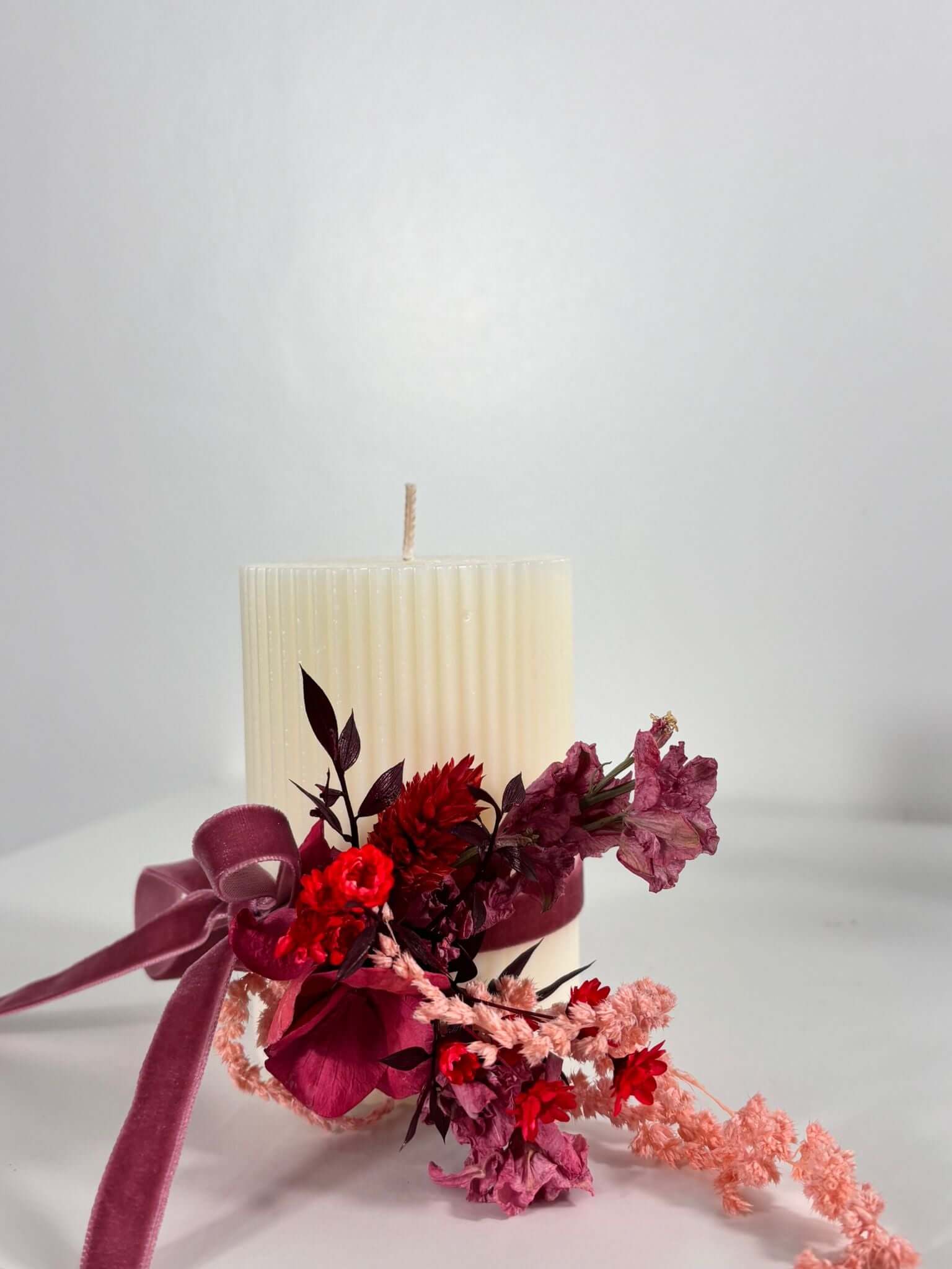 Blockkerze mit Trockenblumengesteck rot - Lykke&You GmbH