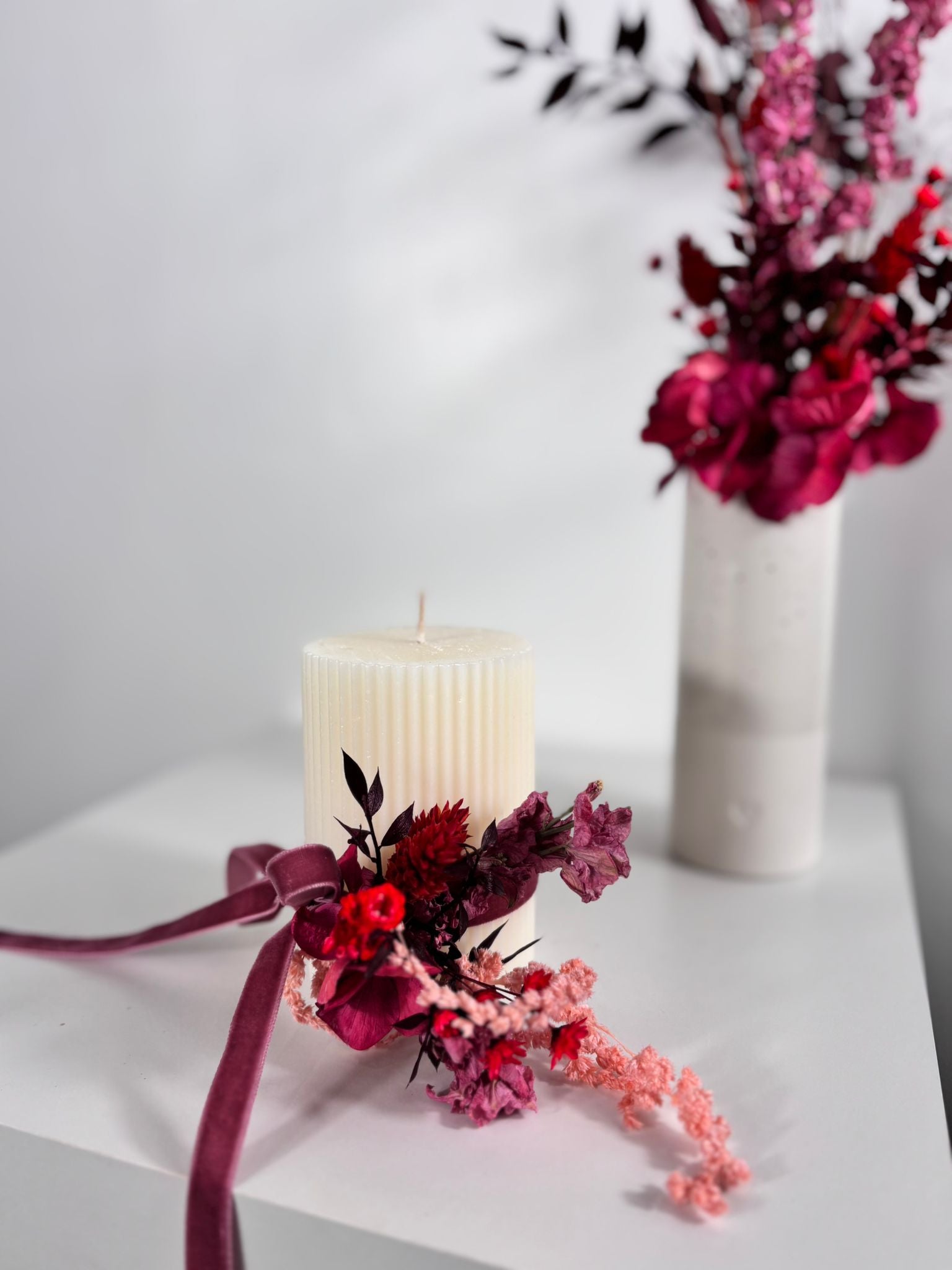 Blockkerze mit Trockenblumengesteck rot - Lykke&You GmbH