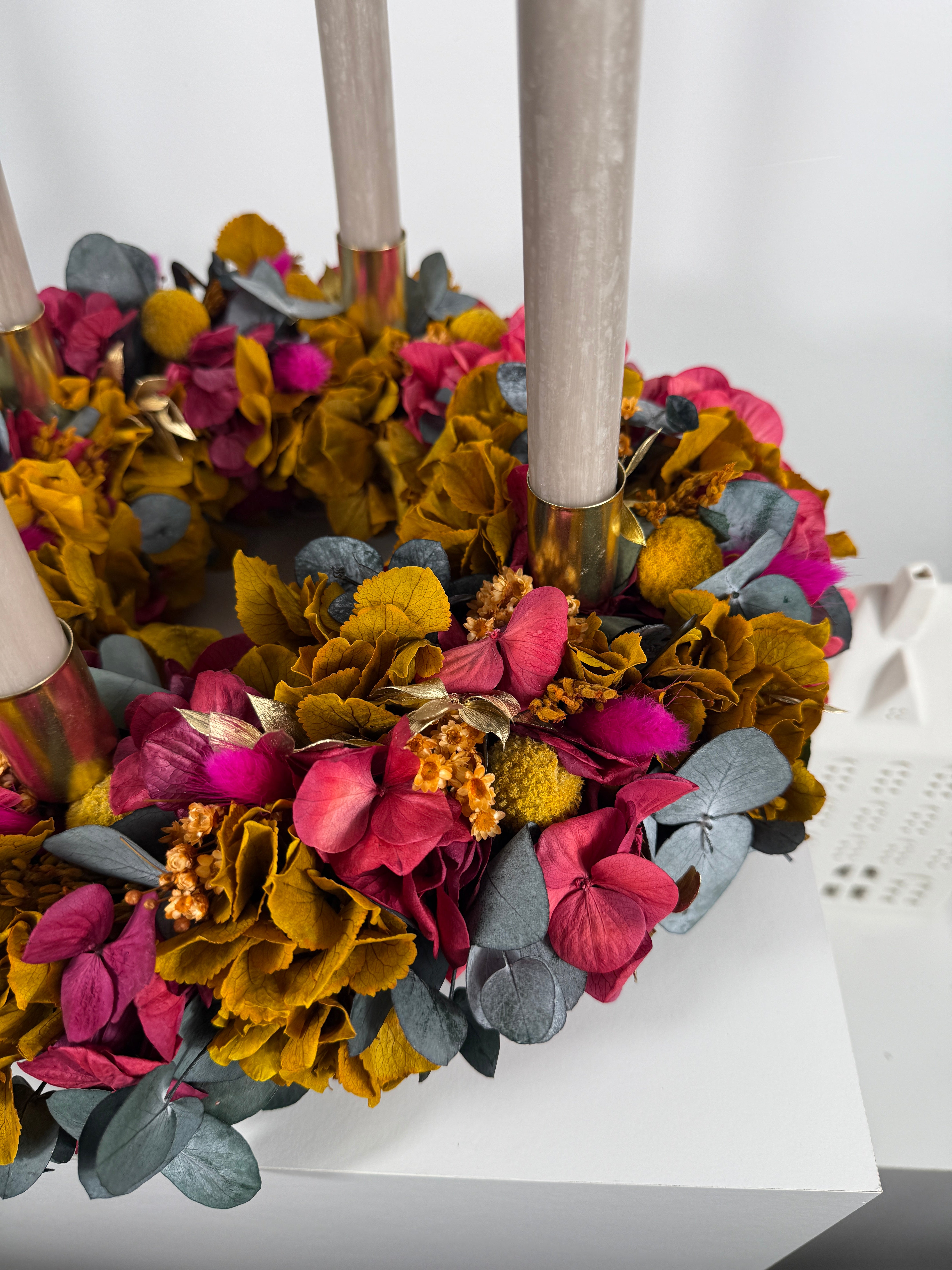 Think Pink: Adventskranz mit Hortensien in knalligem pink und leuchtendem orange - Lykke&You GmbH