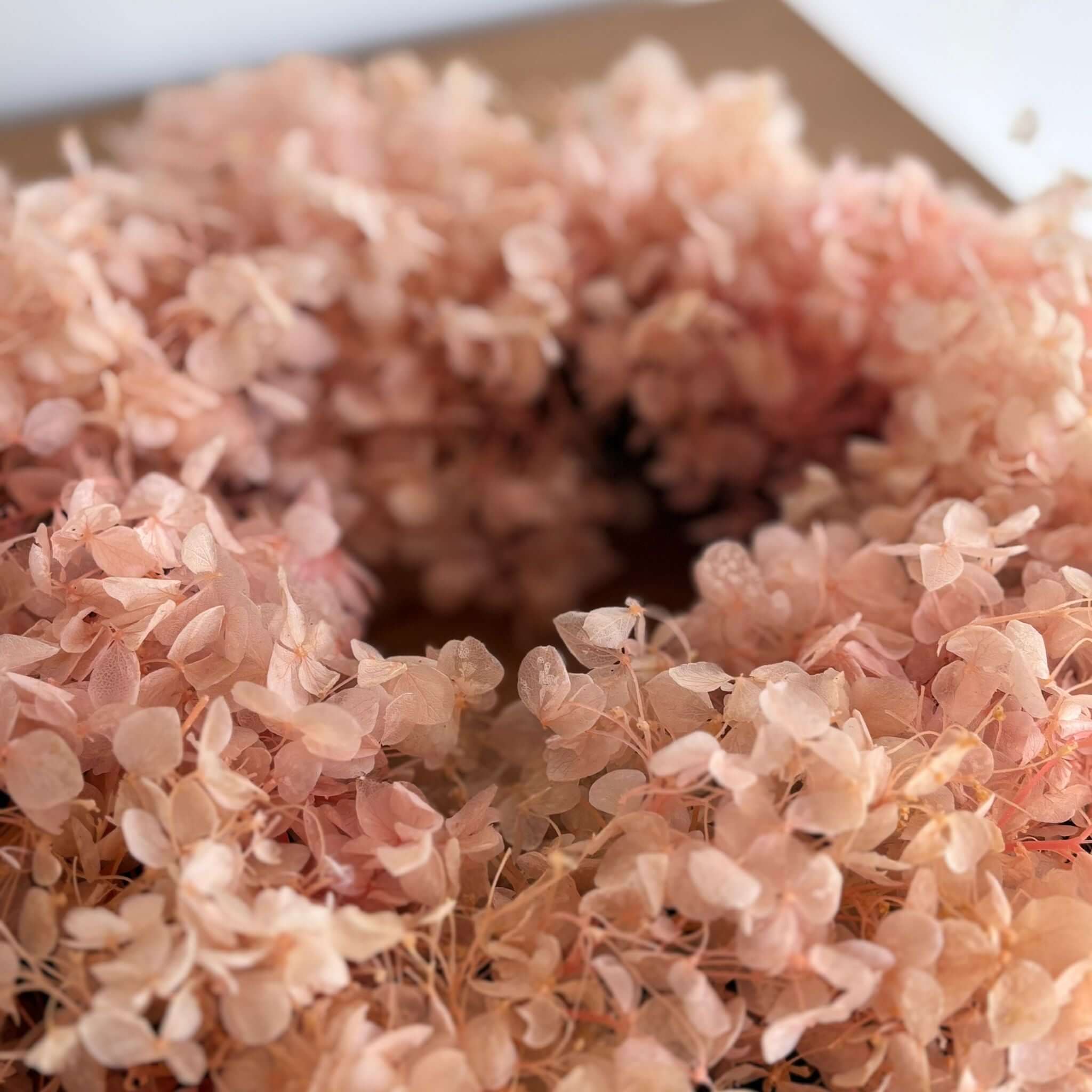 Puristischer Trockenblumenkranz aus rosefarbenen Hortensien für Dekoration in jedem Raum