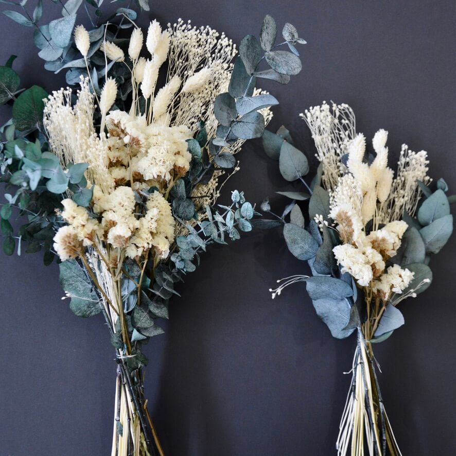 Naturpoesie-Mini: Eukalyptus trifft auf zarte Eleganz - Trockenblumenstrauß in grün & beige - Lykke&You GmbH