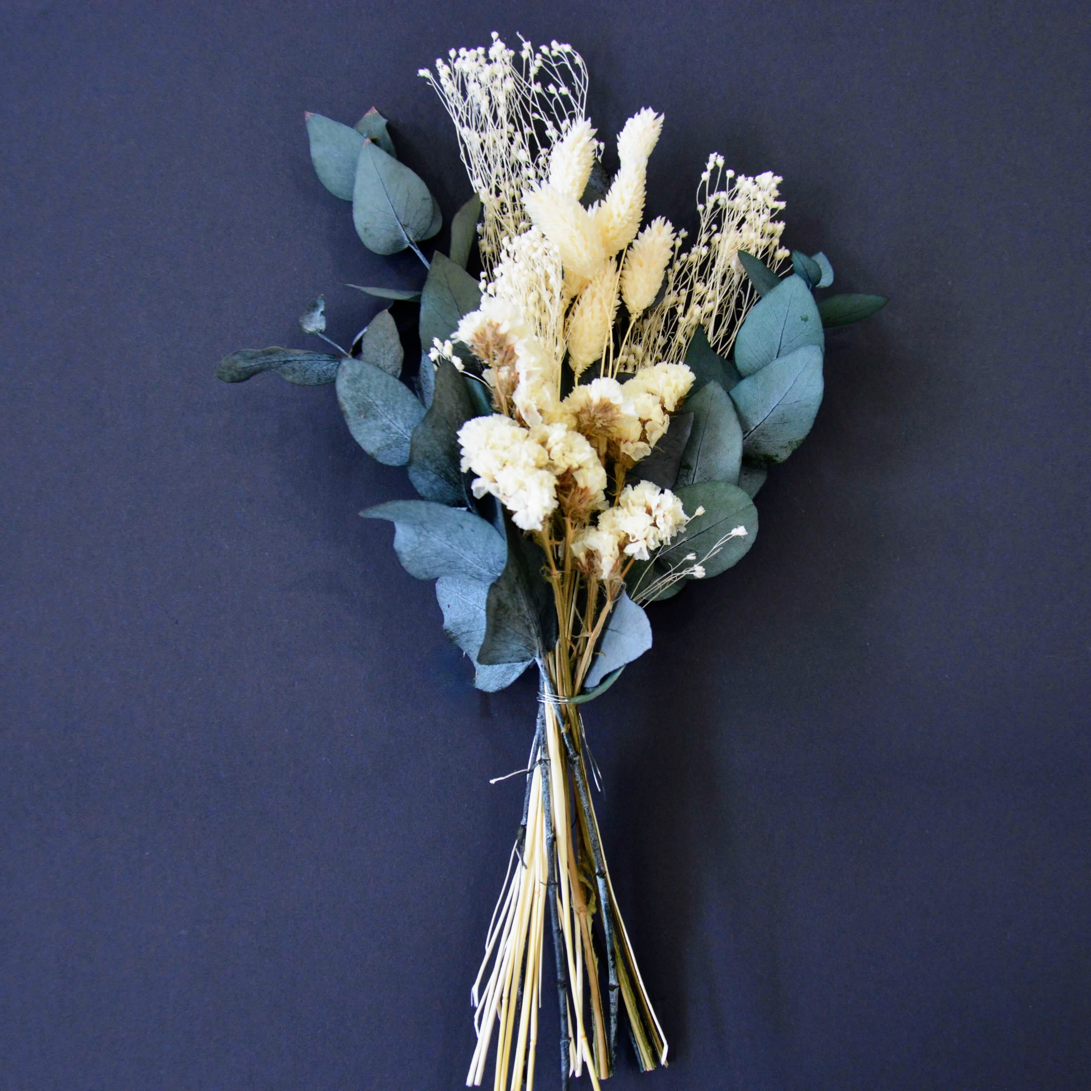 Naturpoesie-Mini: Eukalyptus trifft auf zarte Eleganz - Trockenblumenstrauß in grün & beige - Lykke&You GmbH