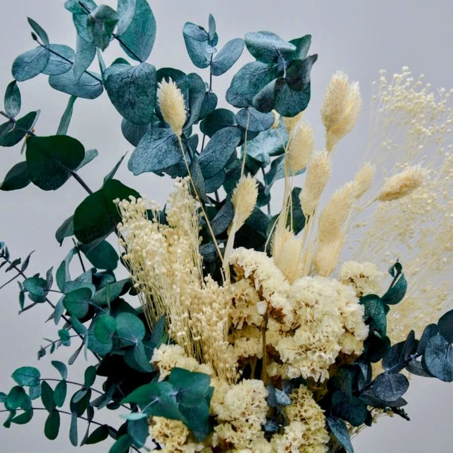 Naturpoesie: Eukalyptus trifft auf zarte Eleganz I Trockenblumenstrauß in grün und beige - Lykke&You GmbH