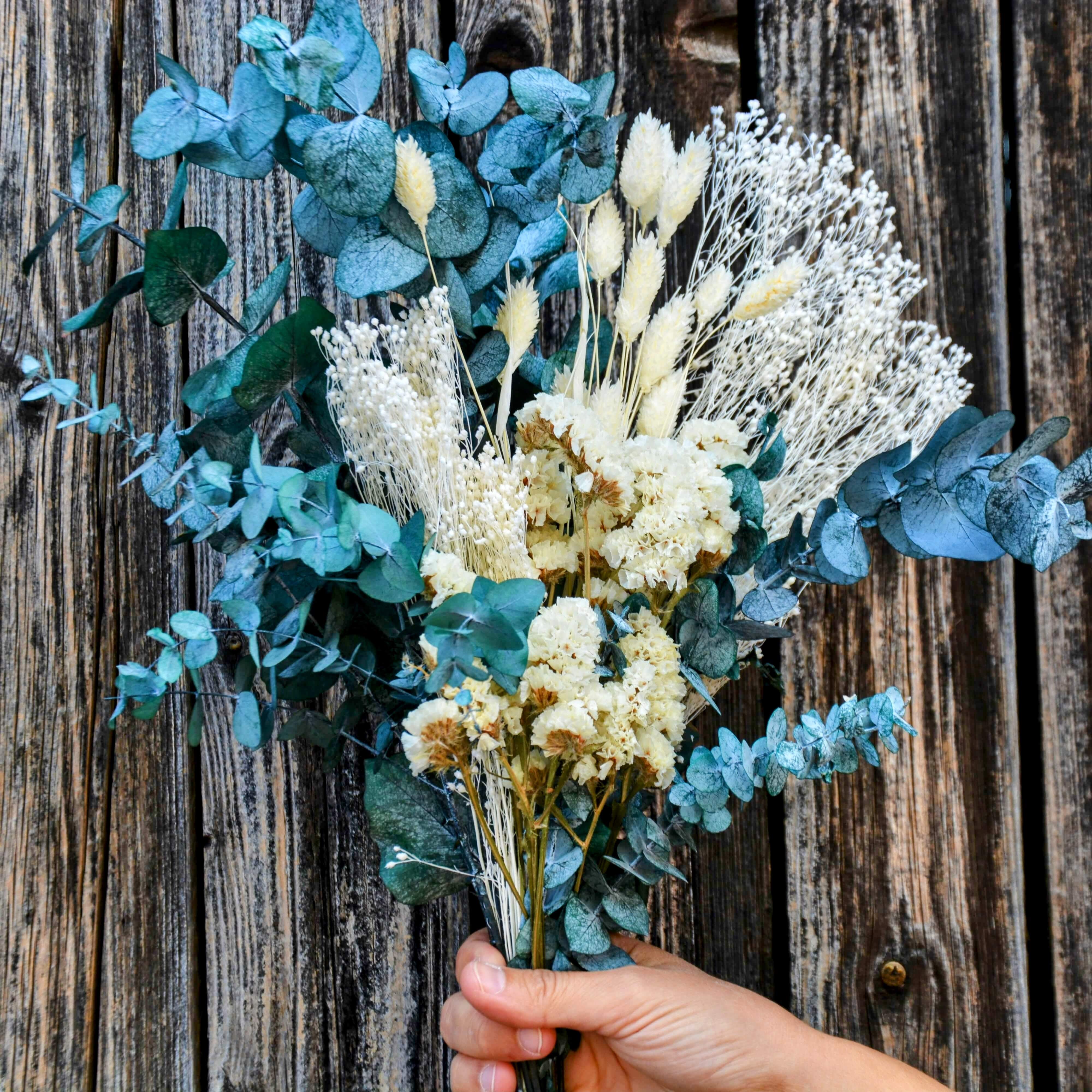 Naturpoesie: Eukalyptus trifft auf zarte Eleganz I Trockenblumenstrauß in grün und beige - Lykke&You GmbH