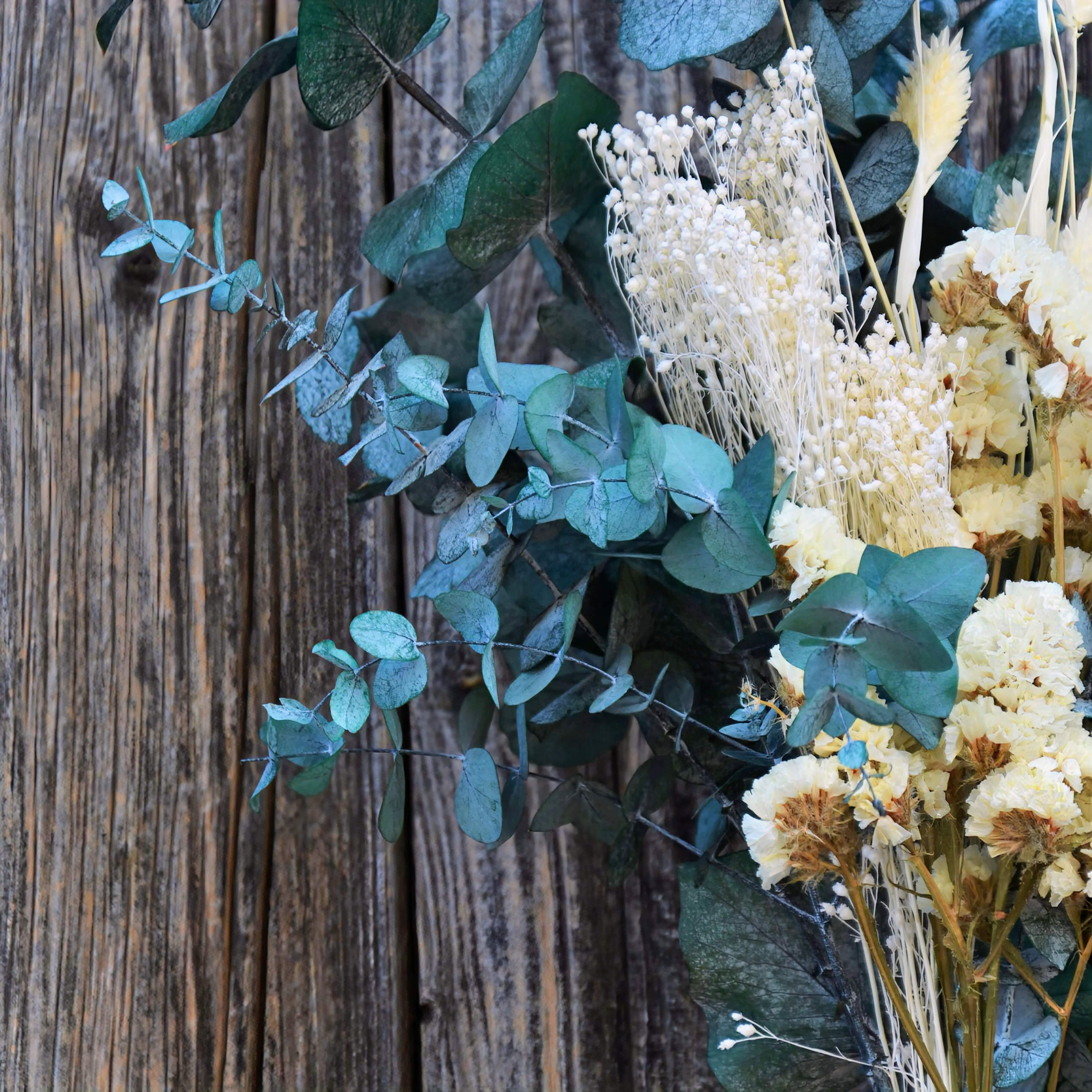 Naturpoesie: Eukalyptus trifft auf zarte Eleganz I Trockenblumenstrauß in grün und beige - Lykke&You GmbH