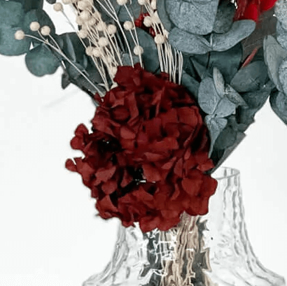 Classic red: Trockenblumenstrauß mit Hortensie, Eukalyptus in grün-rot - Lykke&You GmbH