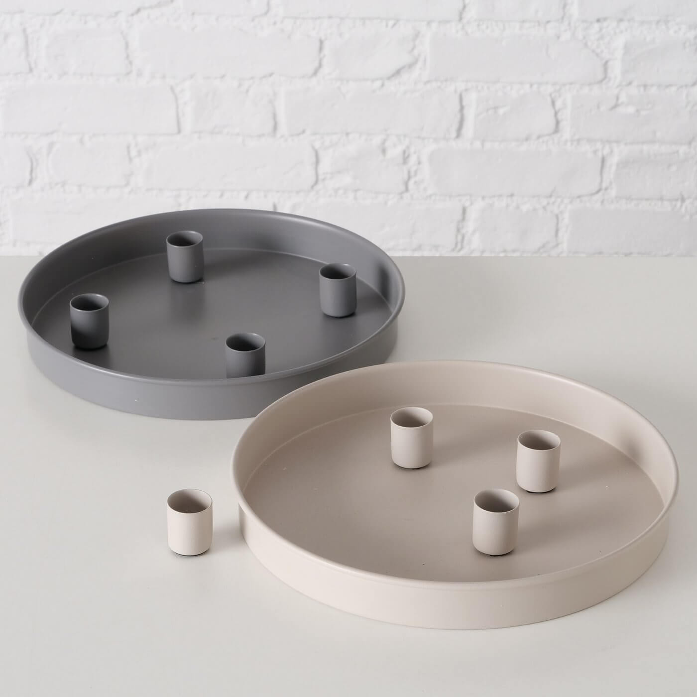 Rundes Metalltablett mit magnetischen Kerzenhaltern | 25 cm - Lykke&You GmbH