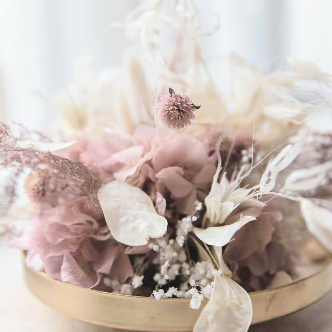 Ewige Schönheit: rosa-weißes Trockenblumengesteck mit romantischer Eleganz - Lykke&You GmbH