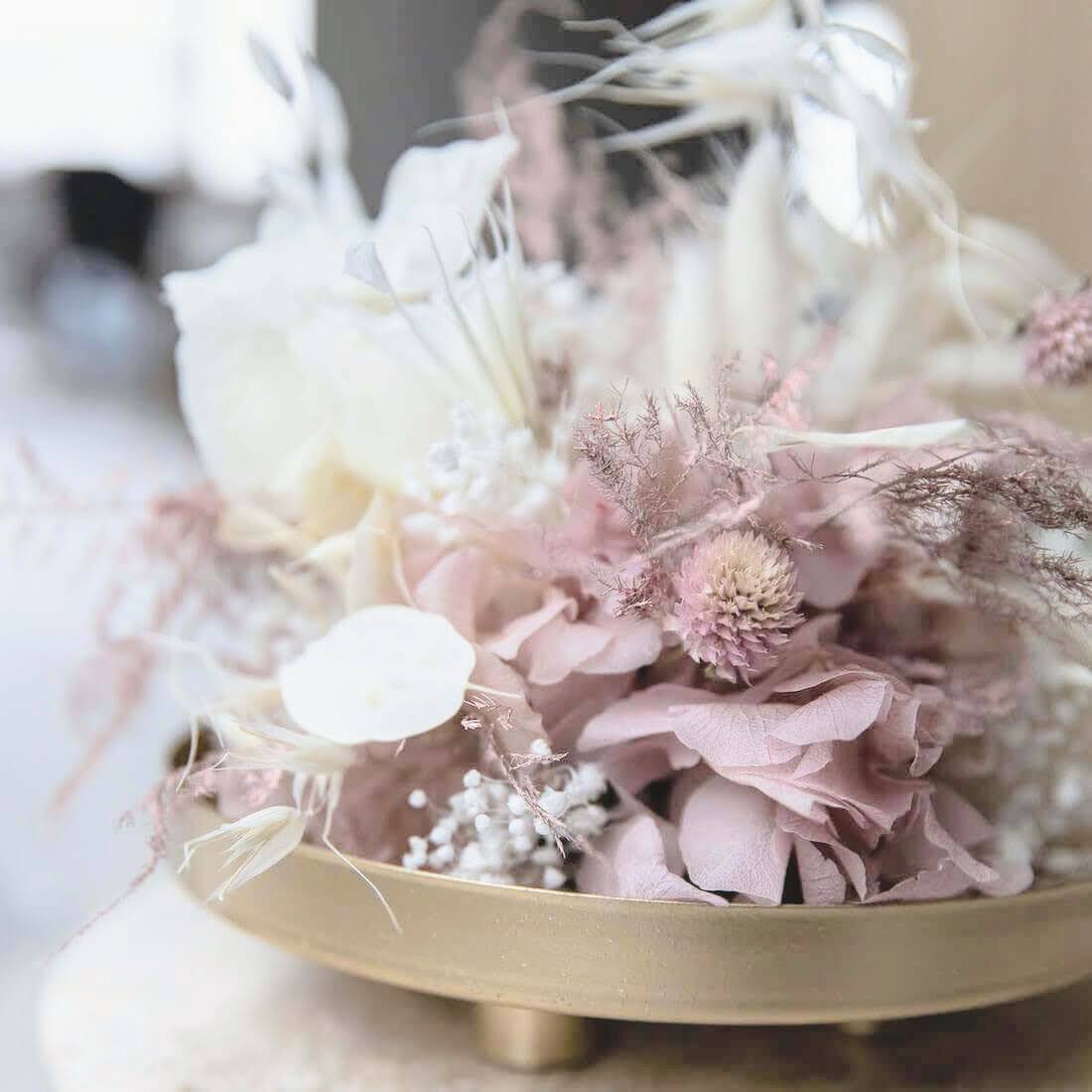 Ewige Schönheit: rosa-weißes Trockenblumengesteck mit romantischer Eleganz - Lykke&You GmbH