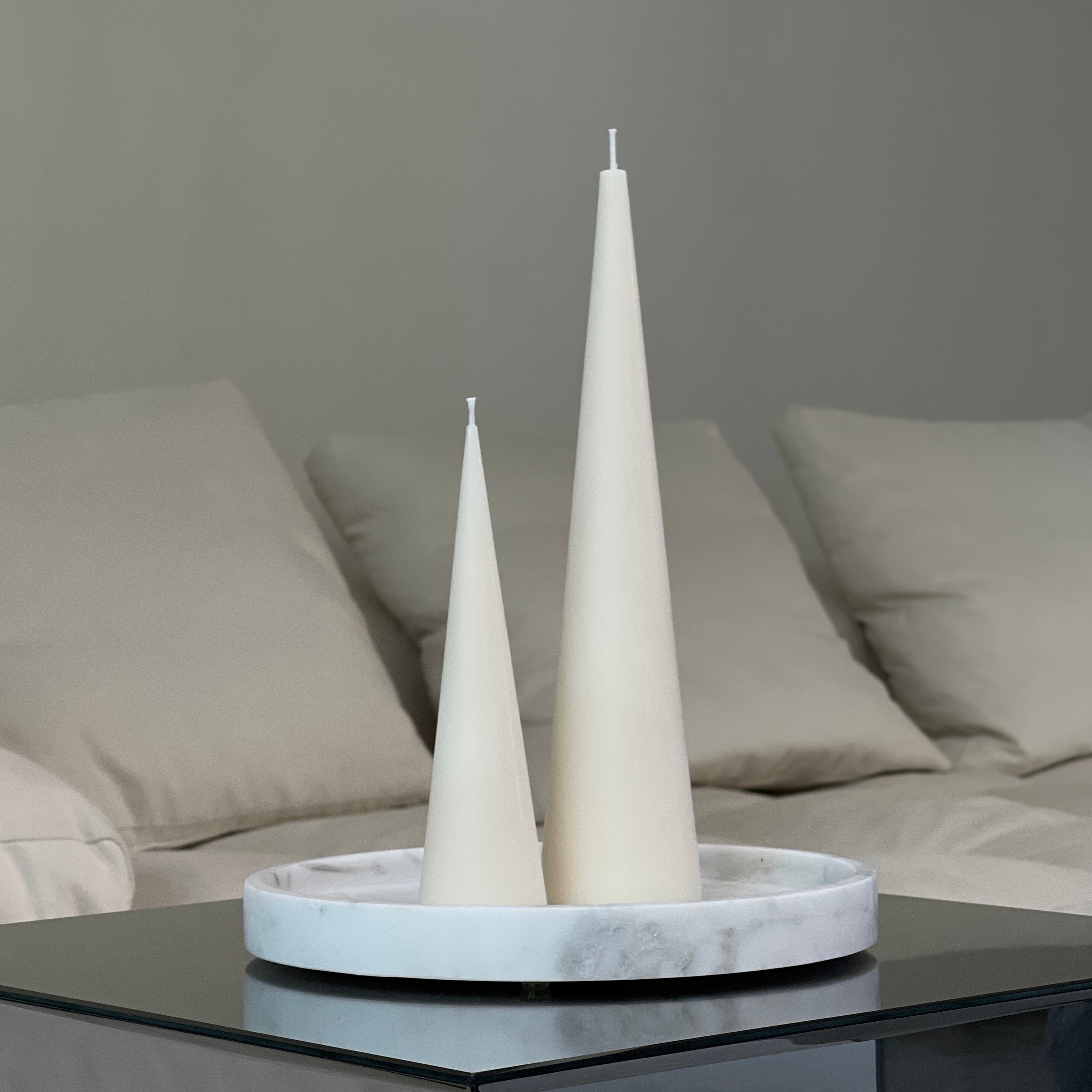 Cremeweiße Kegel-Kerzen aus 100% Rapswachs in zwei Größen - Lykke&You GmbH