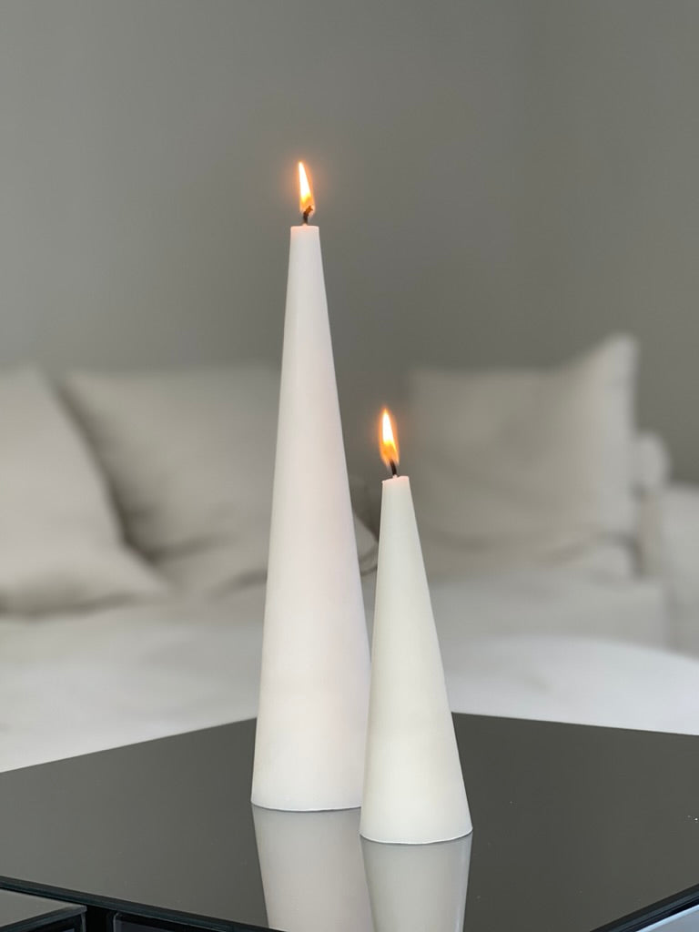 Cremeweiße Kegel-Kerzen aus 100% Rapswachs in zwei Größen - Lykke&You GmbH
