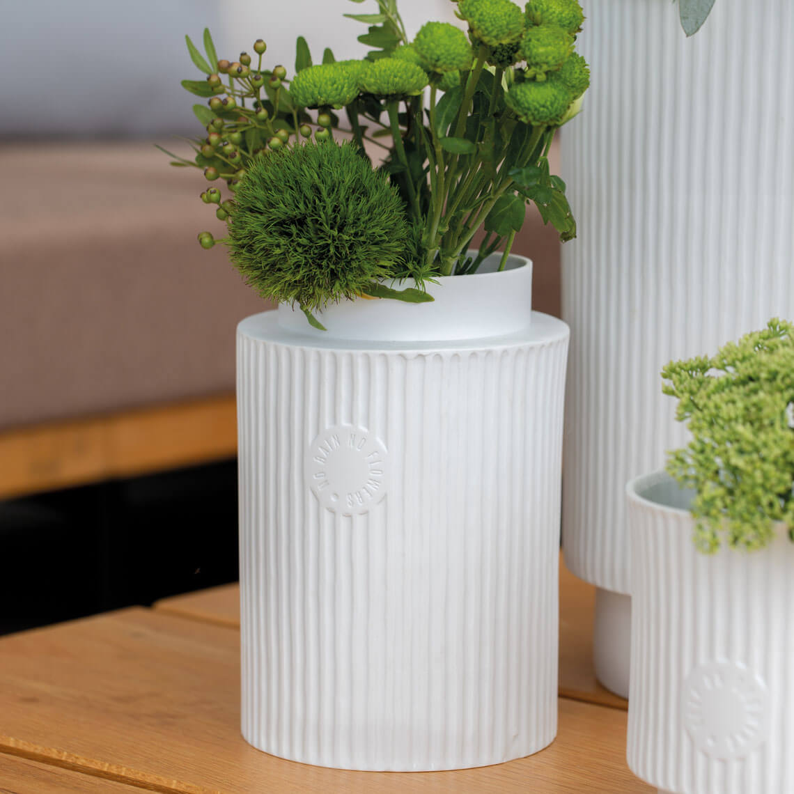 RÄDER Vasen mit Streifenrelief – Der Charmeur für Blumenliebhaber - Lykke&You GmbH