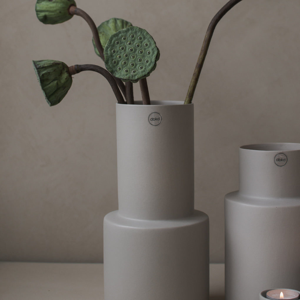Oblong Vase: Schlichte Eleganz von Designerin Halina Fritsch in Grau und Schwarz - Lykke&You GmbH