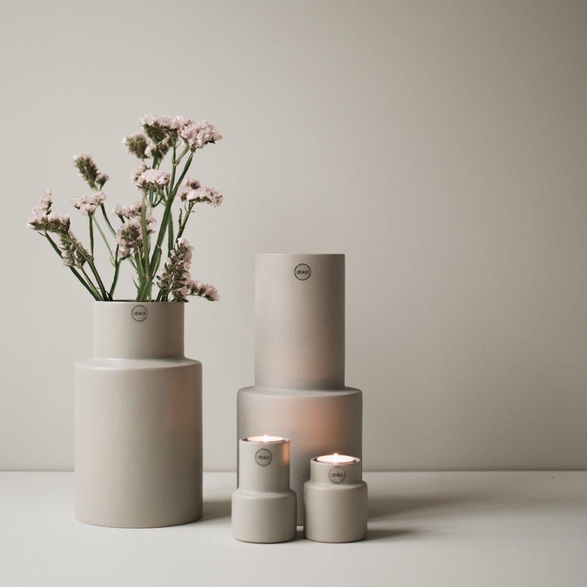 Oblong Vase: Schlichte Eleganz von Designerin Halina Fritsch in Grau und Schwarz - Lykke&You GmbH
