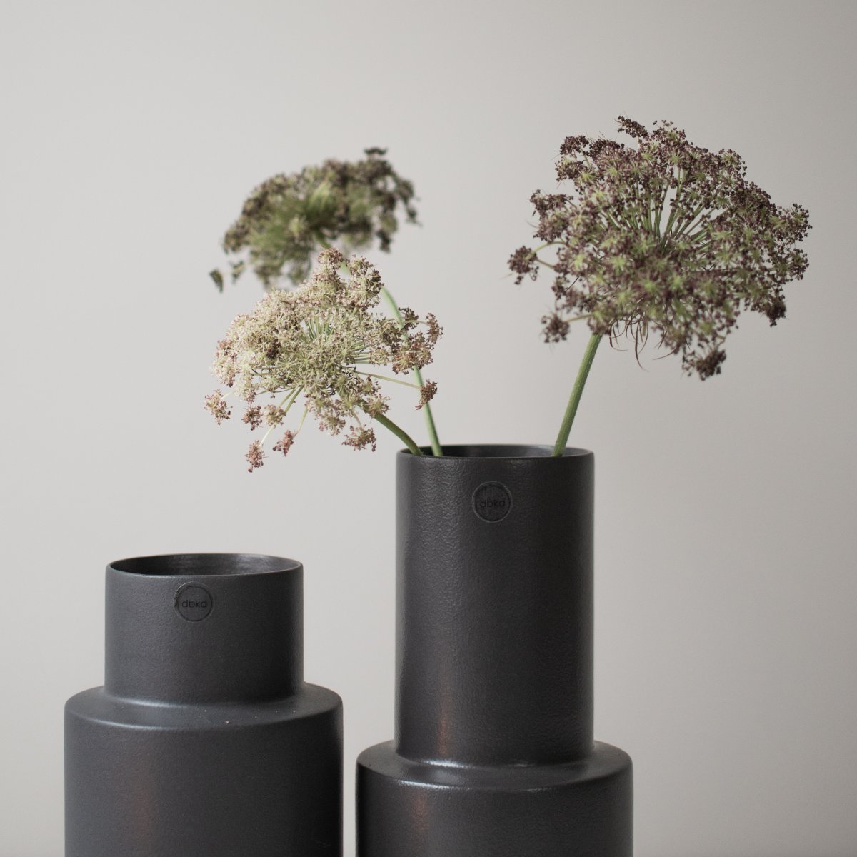 Oblong Vase: Schlichte Eleganz von Designerin Halina Fritsch in Grau und Schwarz - Lykke&You GmbH