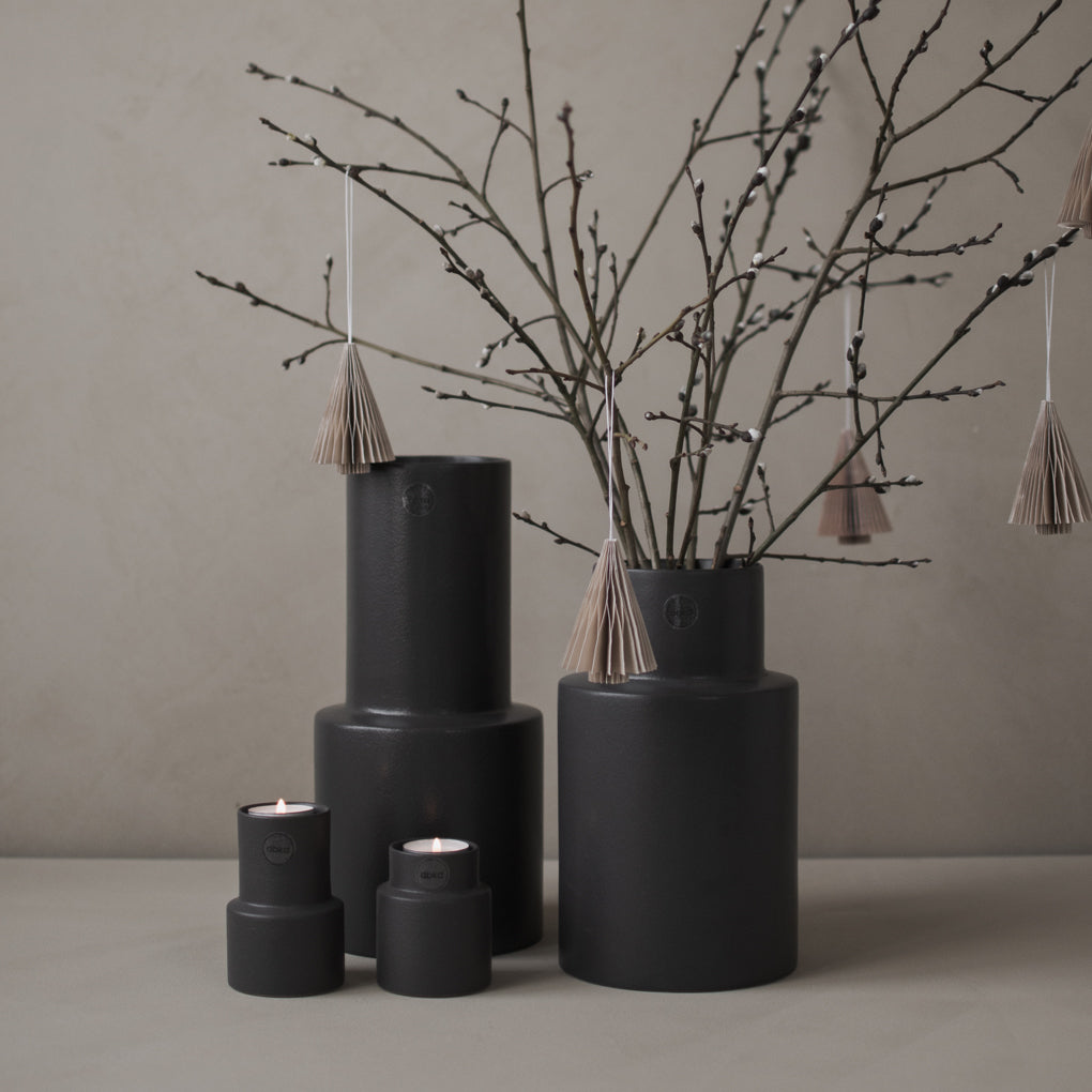 Oblong Vase: Schlichte Eleganz von Designerin Halina Fritsch in Grau und Schwarz - Lykke&You GmbH
