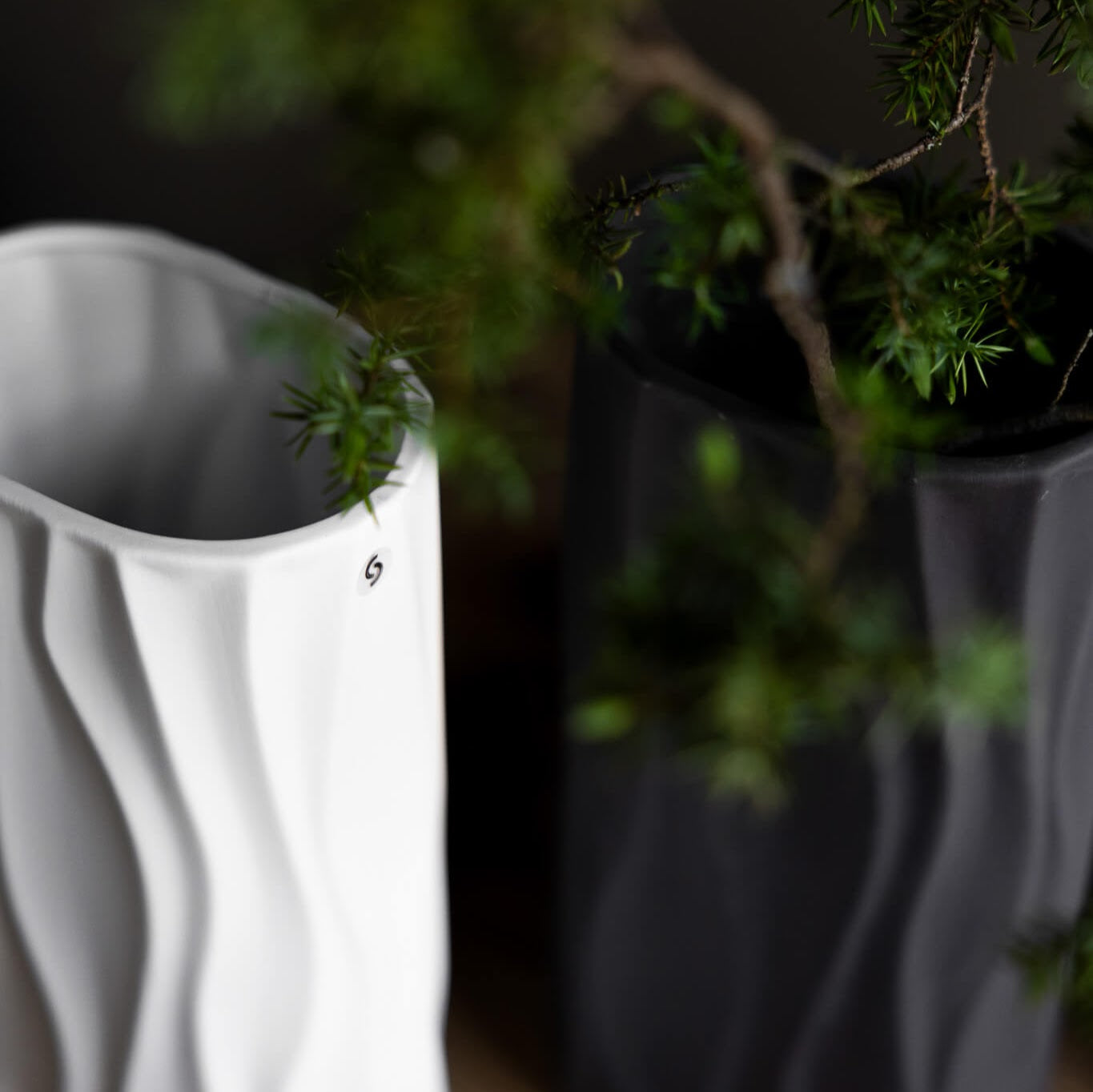 extravagante, ovale Vase mit Wellenlinien, weiß, schwarz