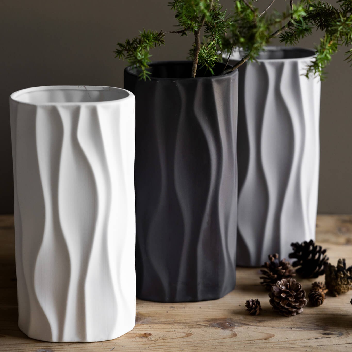 extravagante, ovale Vase mit Wellenlinien, weiß, schwarz, grau